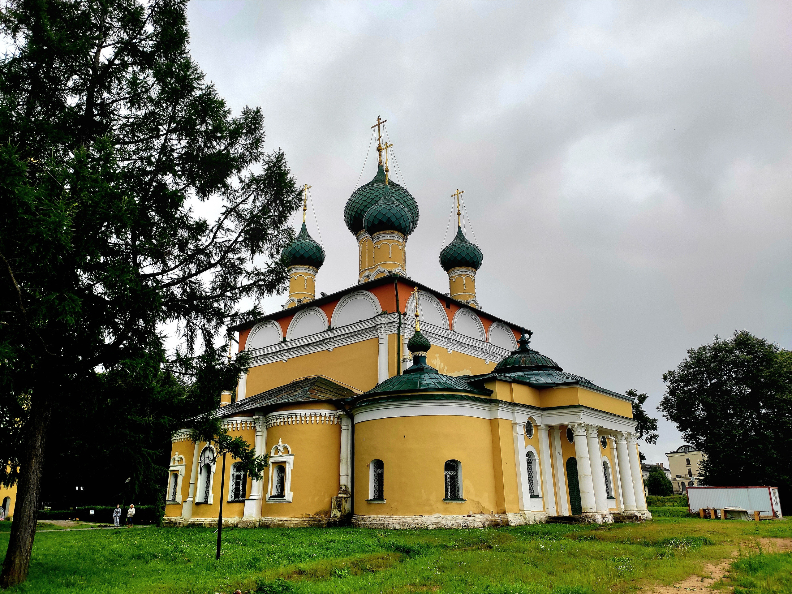 Преображенский собор стоит на высоком берегу Волги