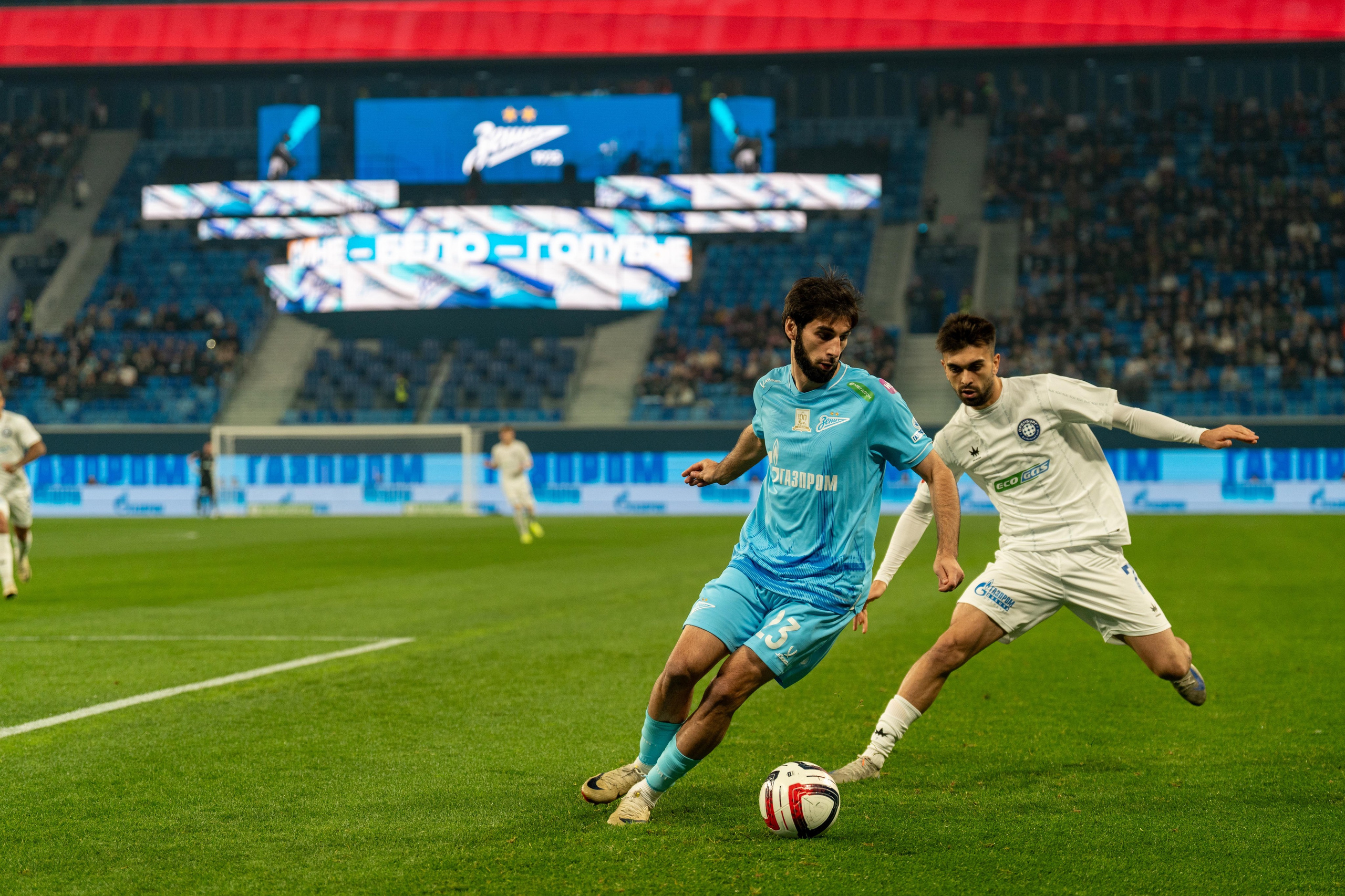 Зенитовский атакующий обводит защитника Оренбурга спортивный фотограф Санкт-Петербург