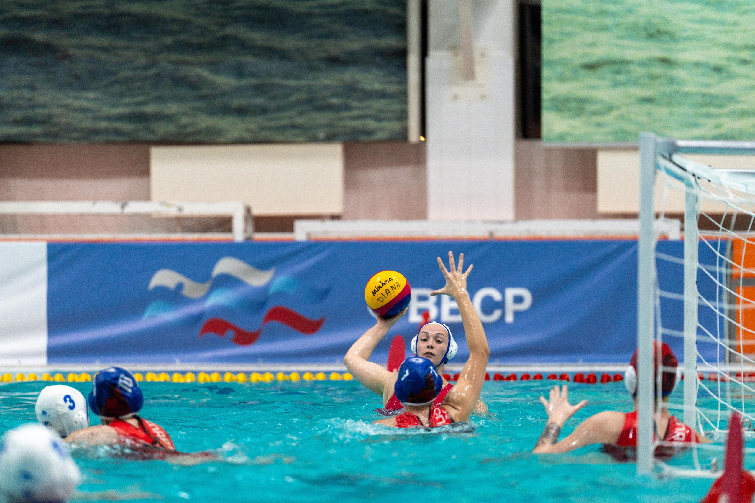 Женская ватерпольная атака Дианы против Спартака-Волгоград в Санкт-Петербурге