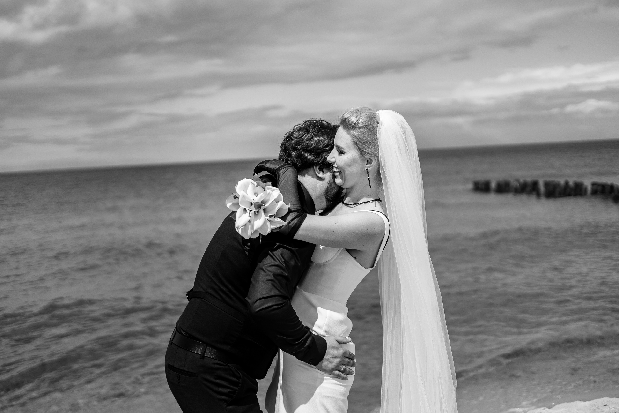 Евгений Саранцев, президент мотоклуба «Garage 13 MCC» и прекрасная Ирина. Фотограф Елена Медок Калининград