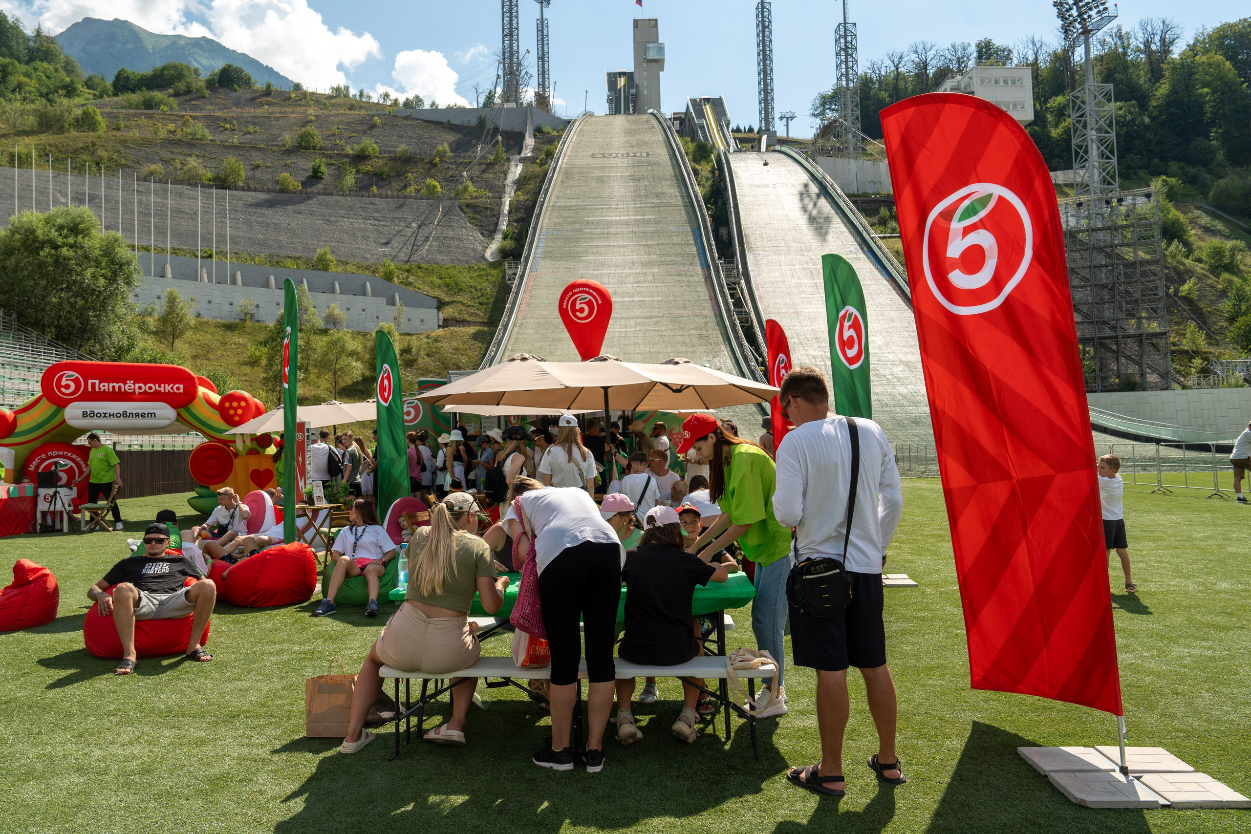 Фотоотчет партнеской интеграции для сети «Пятерочка» на фестивале «Grounded». Репортажный фотограф в Красной Поляне и Сочи Павлюченко Екатерина