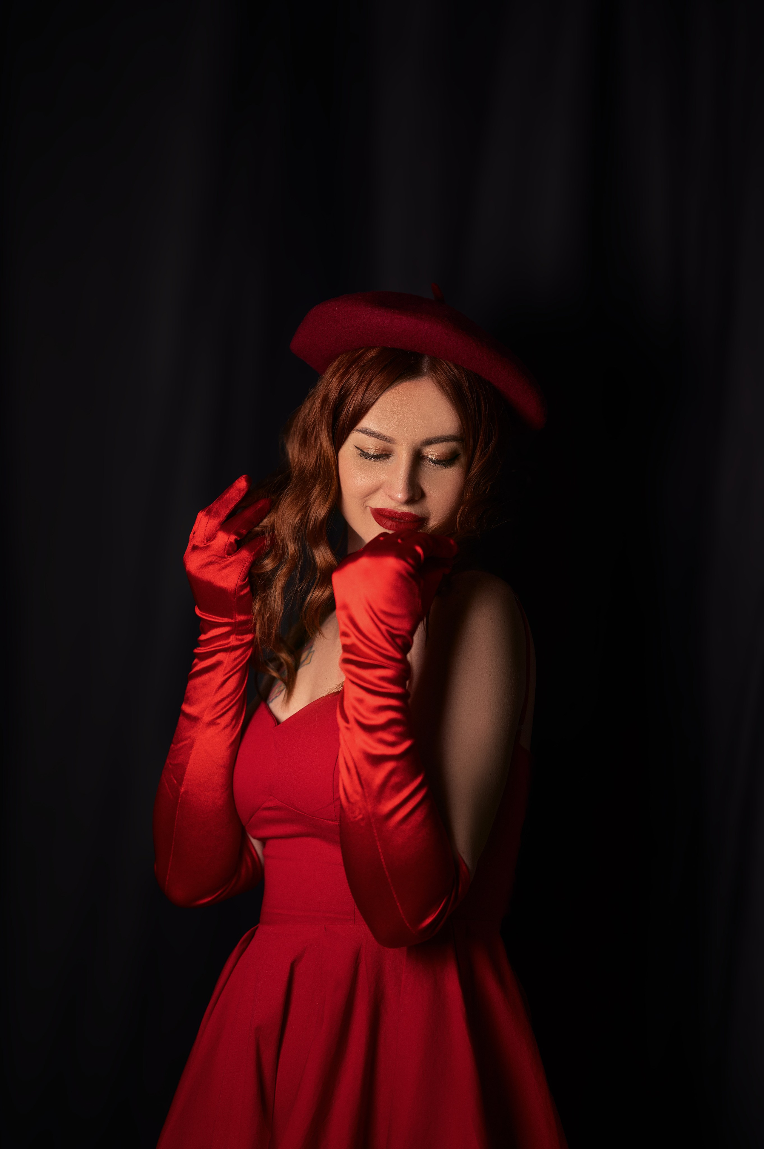 Студийная фотосессия в Волгодонске на Хэллоуин. Девушка в красном платье в образе вампира. Фотограф — Елизавета Жуйкова.