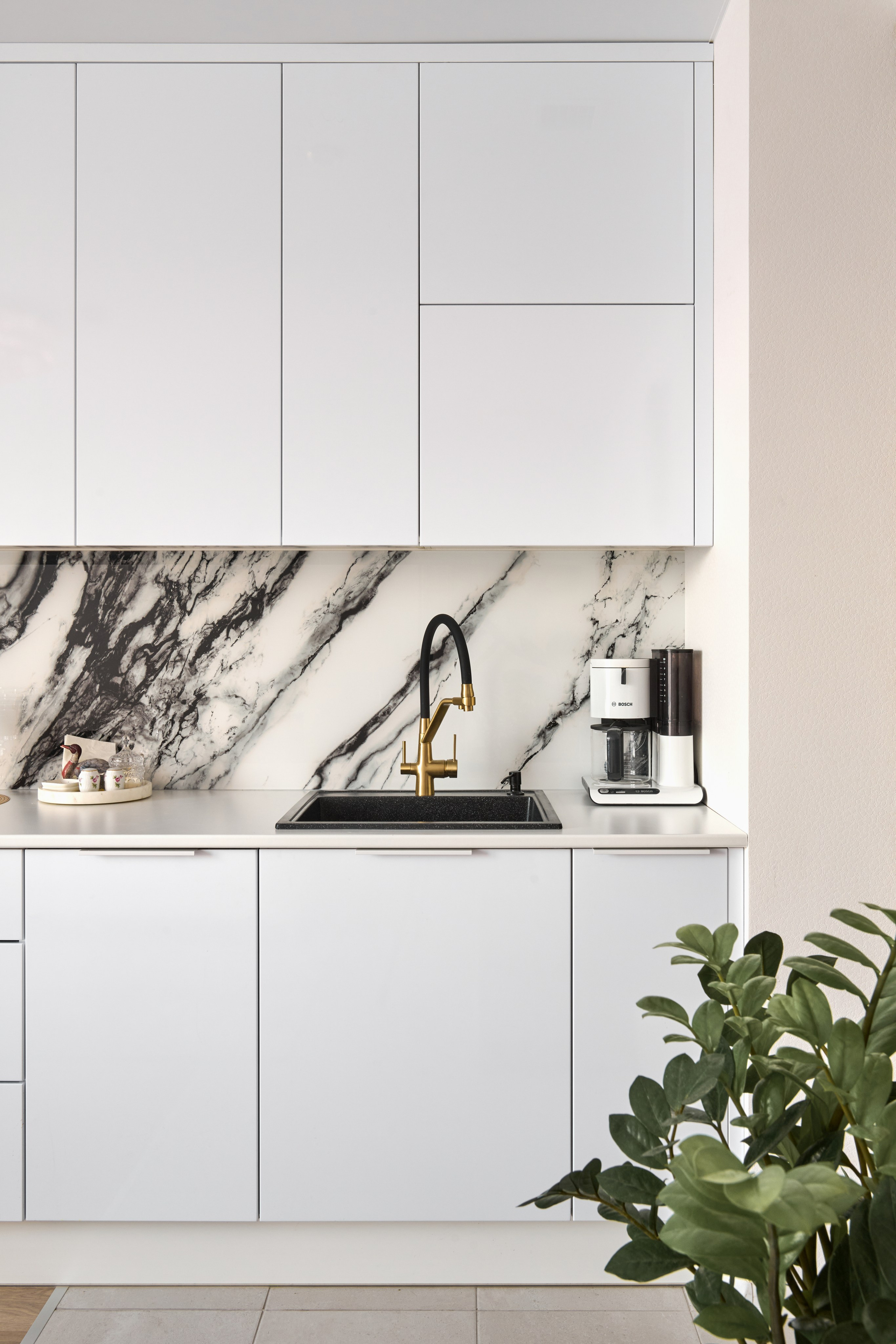 Кухонная зона: открытые полки, мраморный фартук, белые фасады