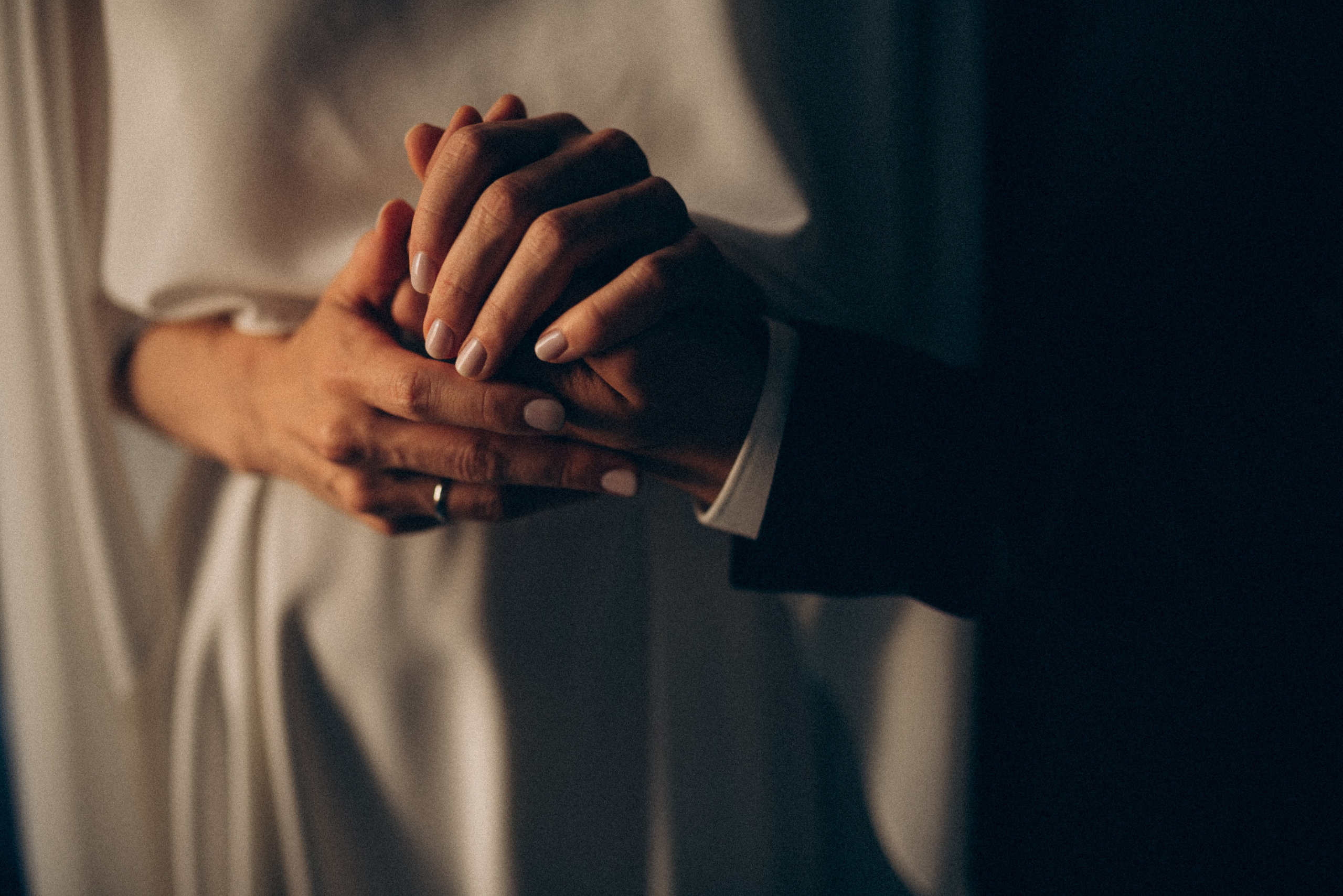 Жених, нежно держащий в руках свой цветок невесты