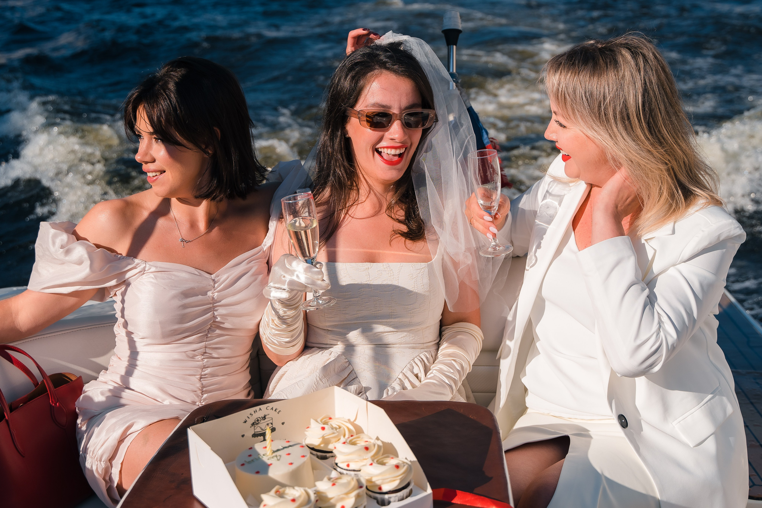 Фотосъемка девичника, встреча девушек, веселые женские портреты