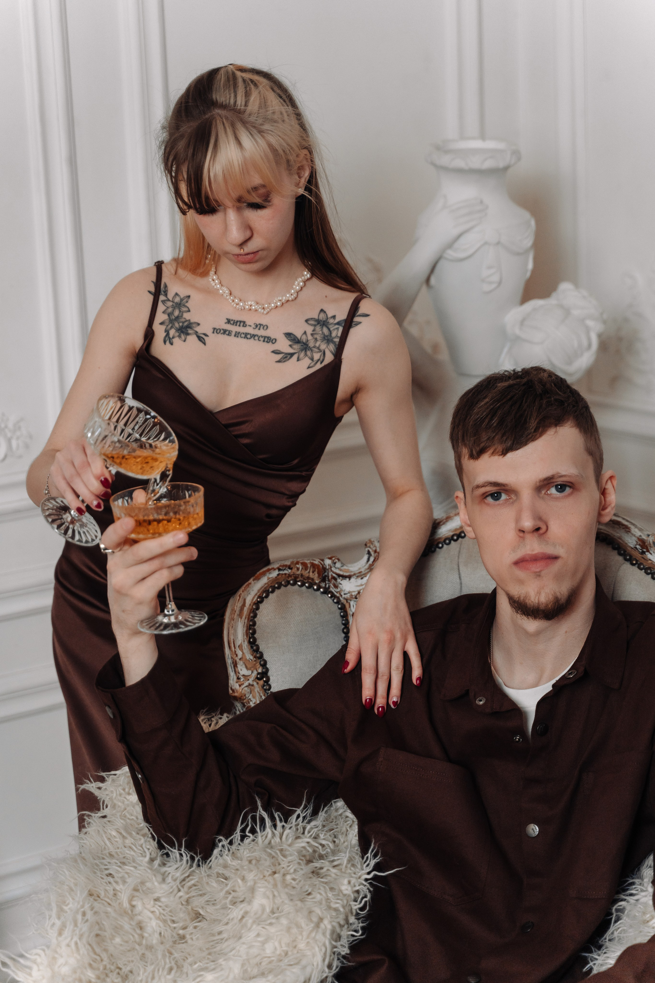 Зимняя фотосессия лавстори с предложением руки и сердца в фотостудии