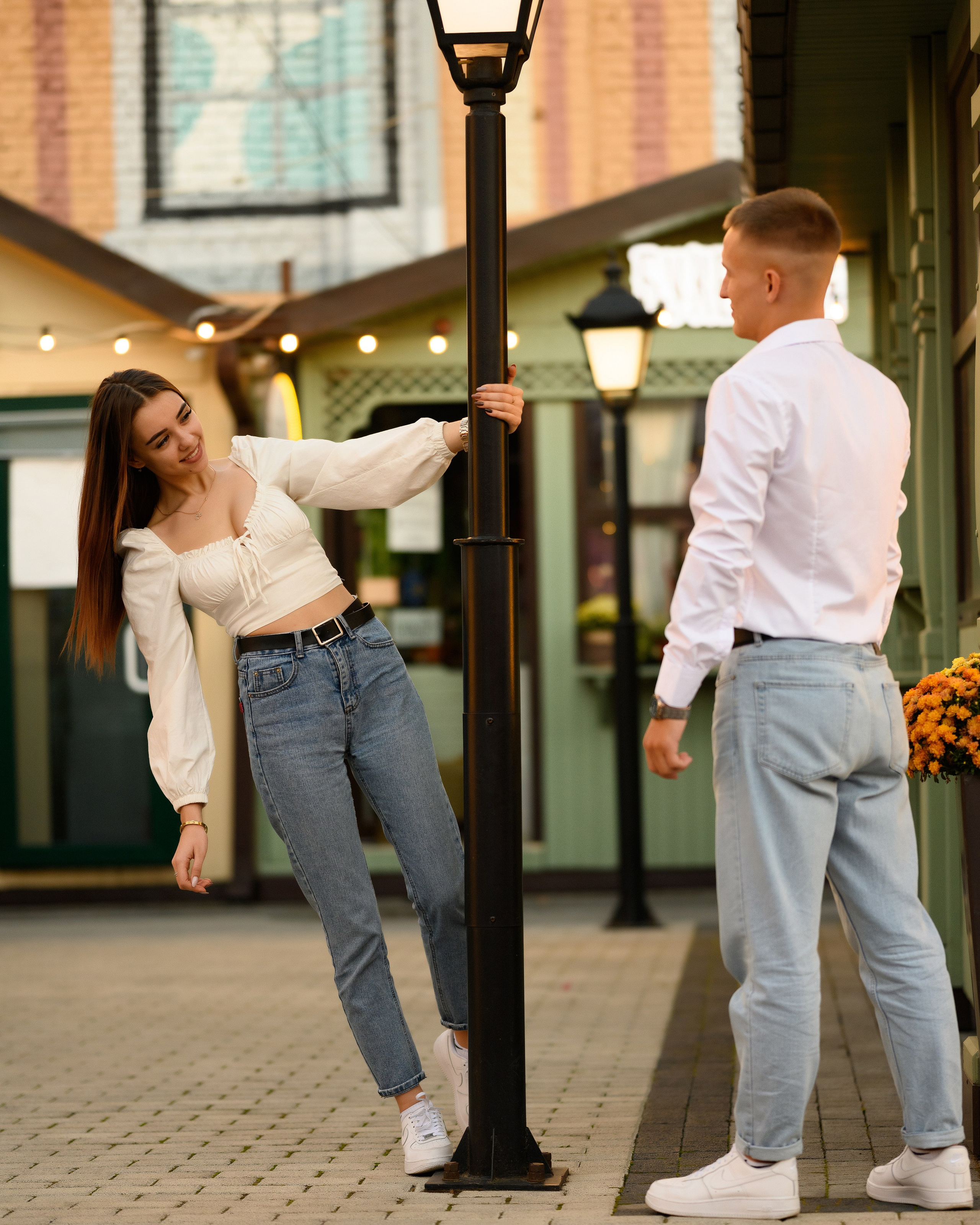 Девушка заигрывает со своим влюбленным в ТК "Центр города" Краснодар.