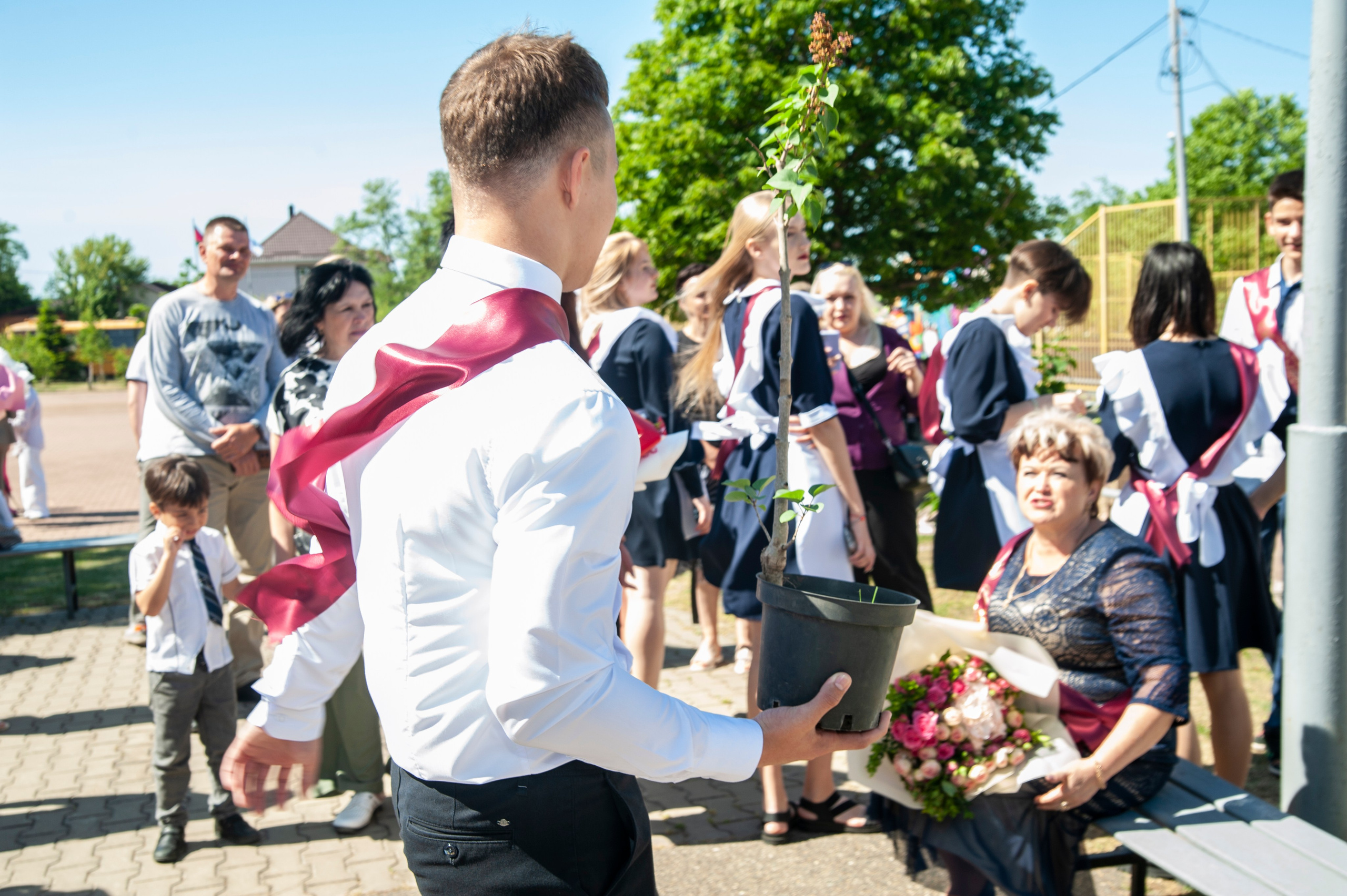 Последний Звонок МАОУ СОШ № 17 им. Эдуарда Есаяна — Архипо-Осиповка. Свадебный и семейный фотограф Денис Лукьянов в Краснодаре, Краснодарском крае и Республике Крым