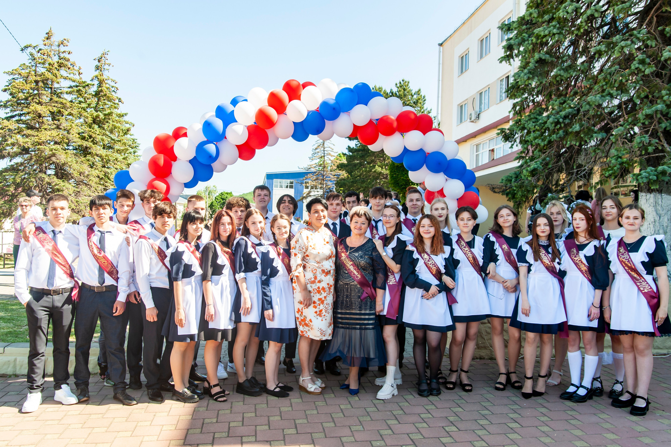 Последний Звонок МАОУ СОШ № 17 им. Эдуарда Есаяна — Архипо-Осиповка. Свадебный и семейный фотограф Денис Лукьянов в Краснодаре, Краснодарском крае и Республике Крым