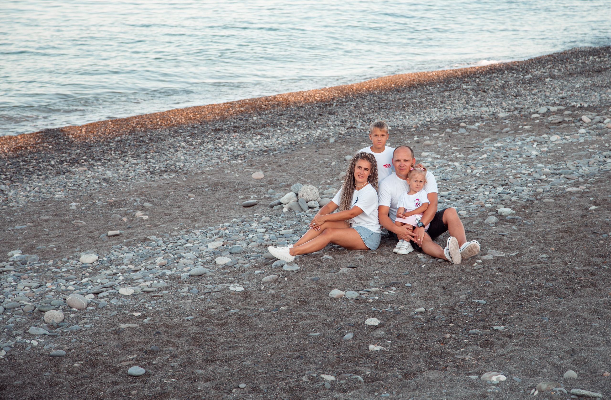 Каждый год они проводят фотосессию в именных майках у моря в Лоо. Семейный фотограф в Сочи, Лоо, Дагомысе, Вардане Кучумова Олеся