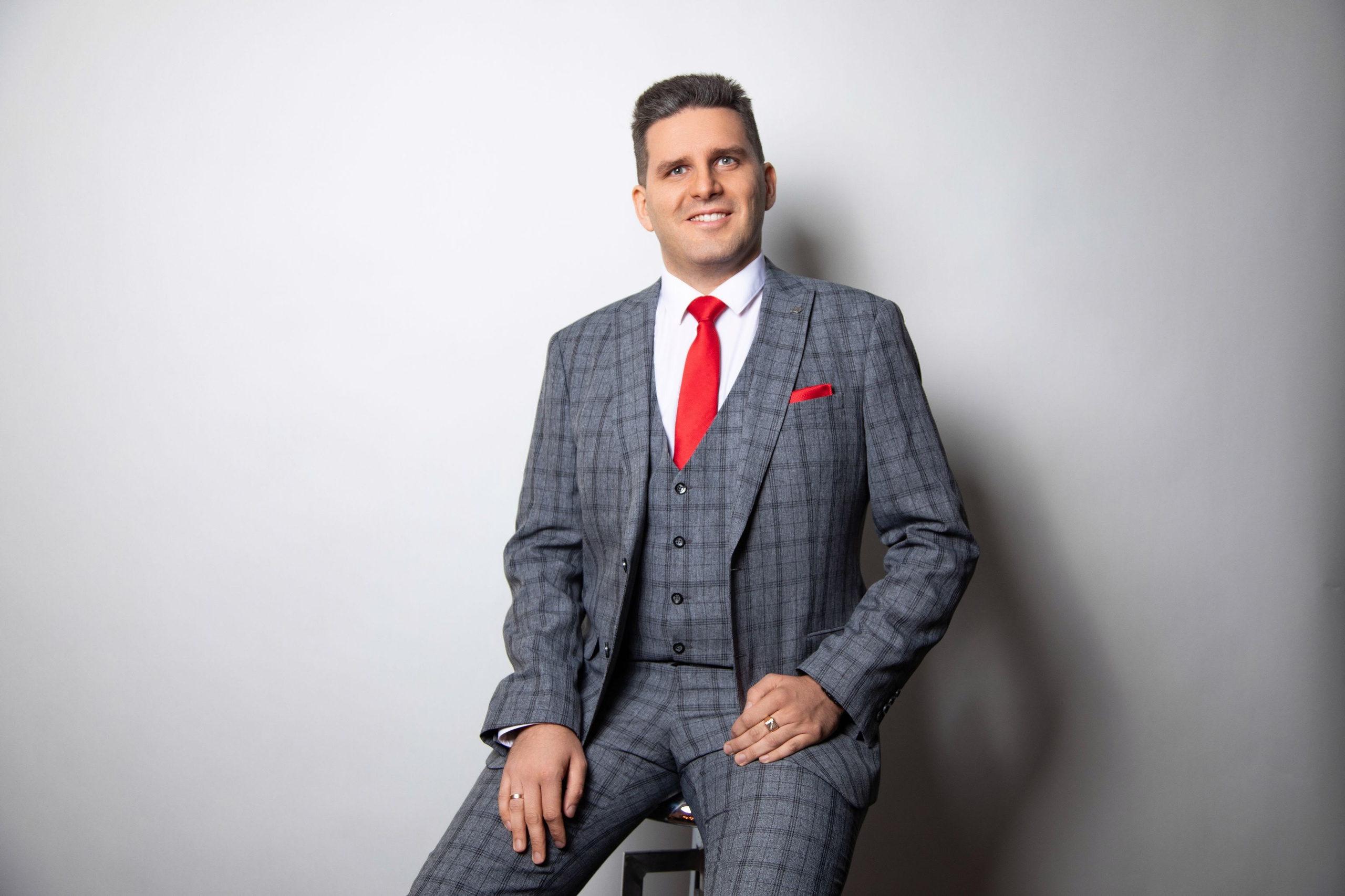 Профессиональная мужская фотосессия в Fotogen: Ваша история в кадре. Интерьерная фотостудия FOTOGEN г. Краснодар