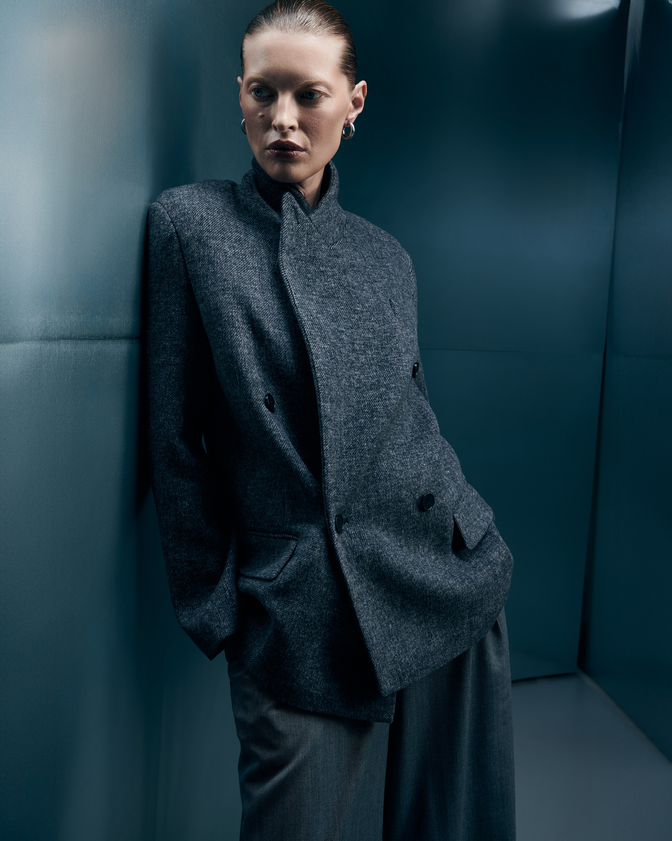 Снимаю одежду и аксессуары для молодых брендов и дизайнеров. Студийные лукбуки, каталожные съёмки, фоны, свет и атмосфера — всё под концепцию проекта. Помогаю выстроить грамотный сетап, понимаю стилистику и задачу. Также работаю гафером — знаю, как выжать максимум из света.