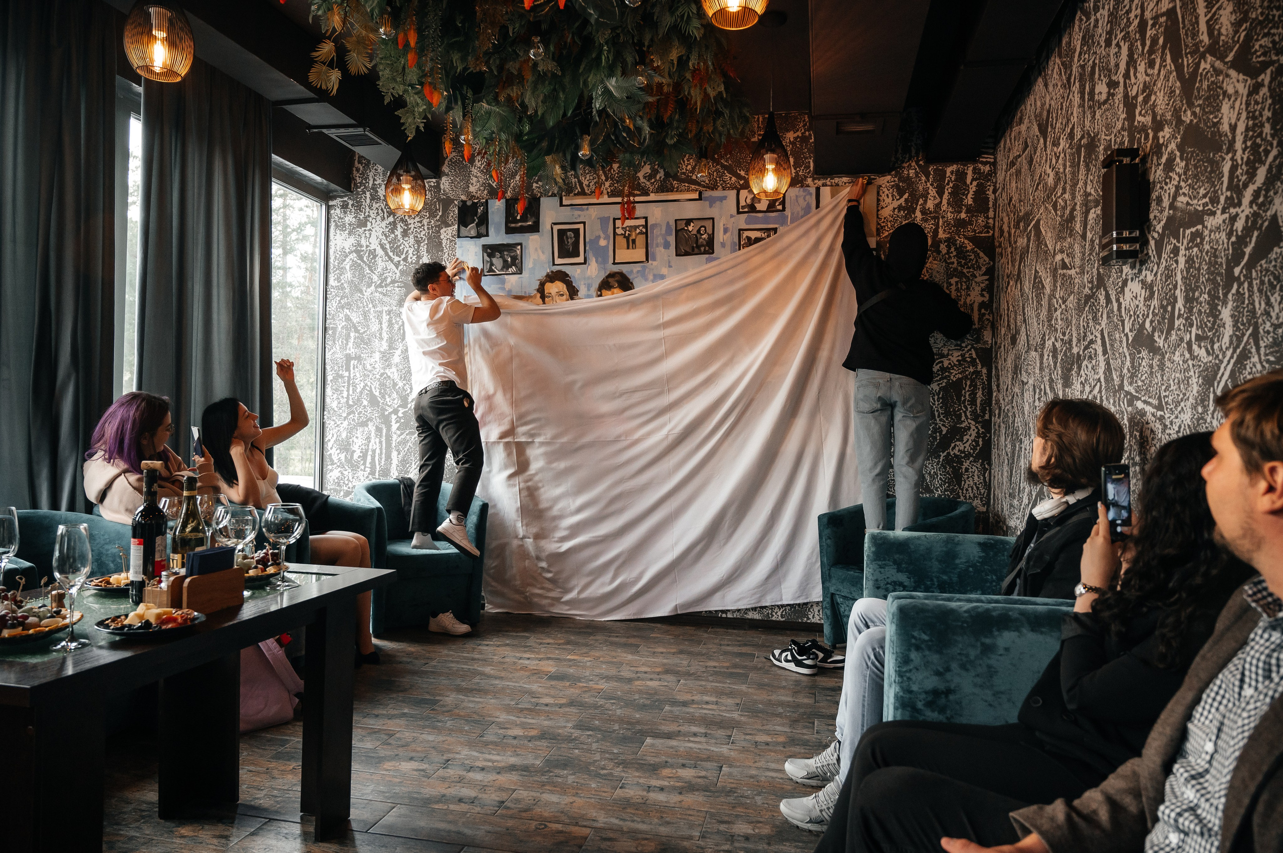 Презентация картины Карима в Париже. Фотограф Нижний Новгород