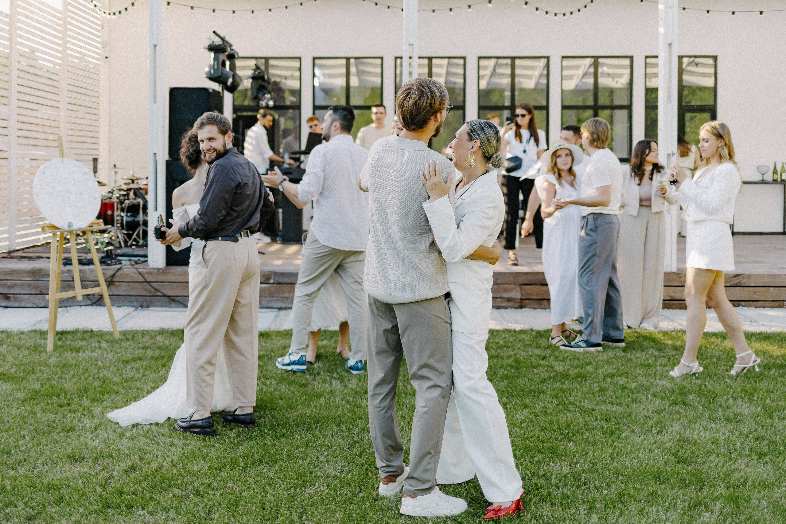 Плюс тридцать градусов на лужайке. Фотограф Андрей Куськало
