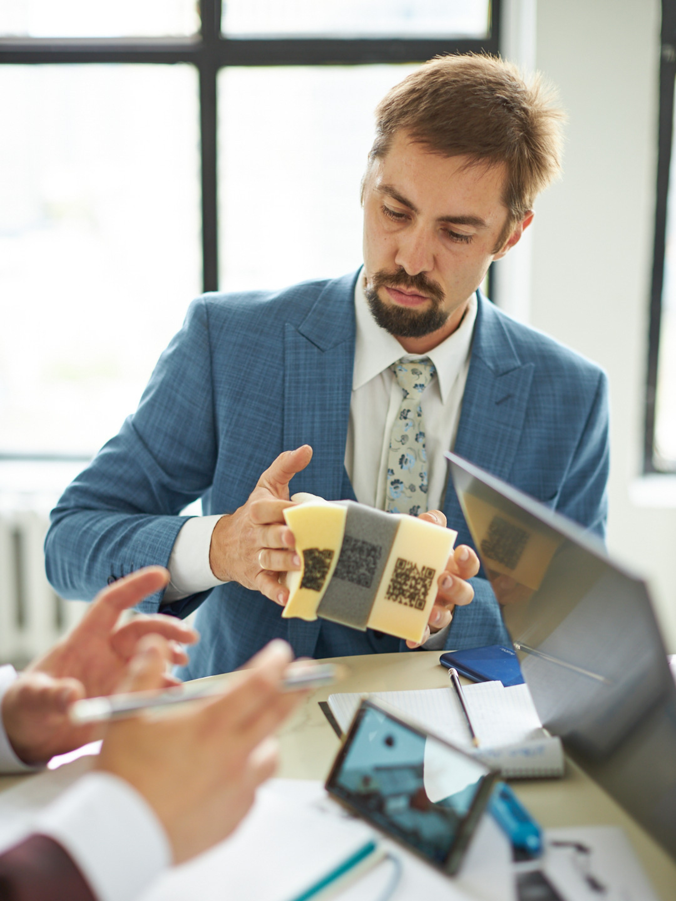 Business meeting conversation in the office - photographer Andrey Dunin