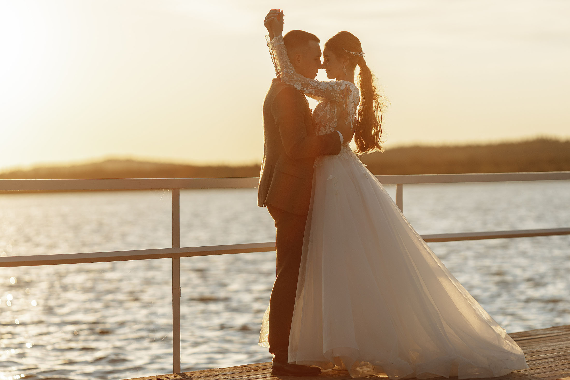 свадебное фото на закате