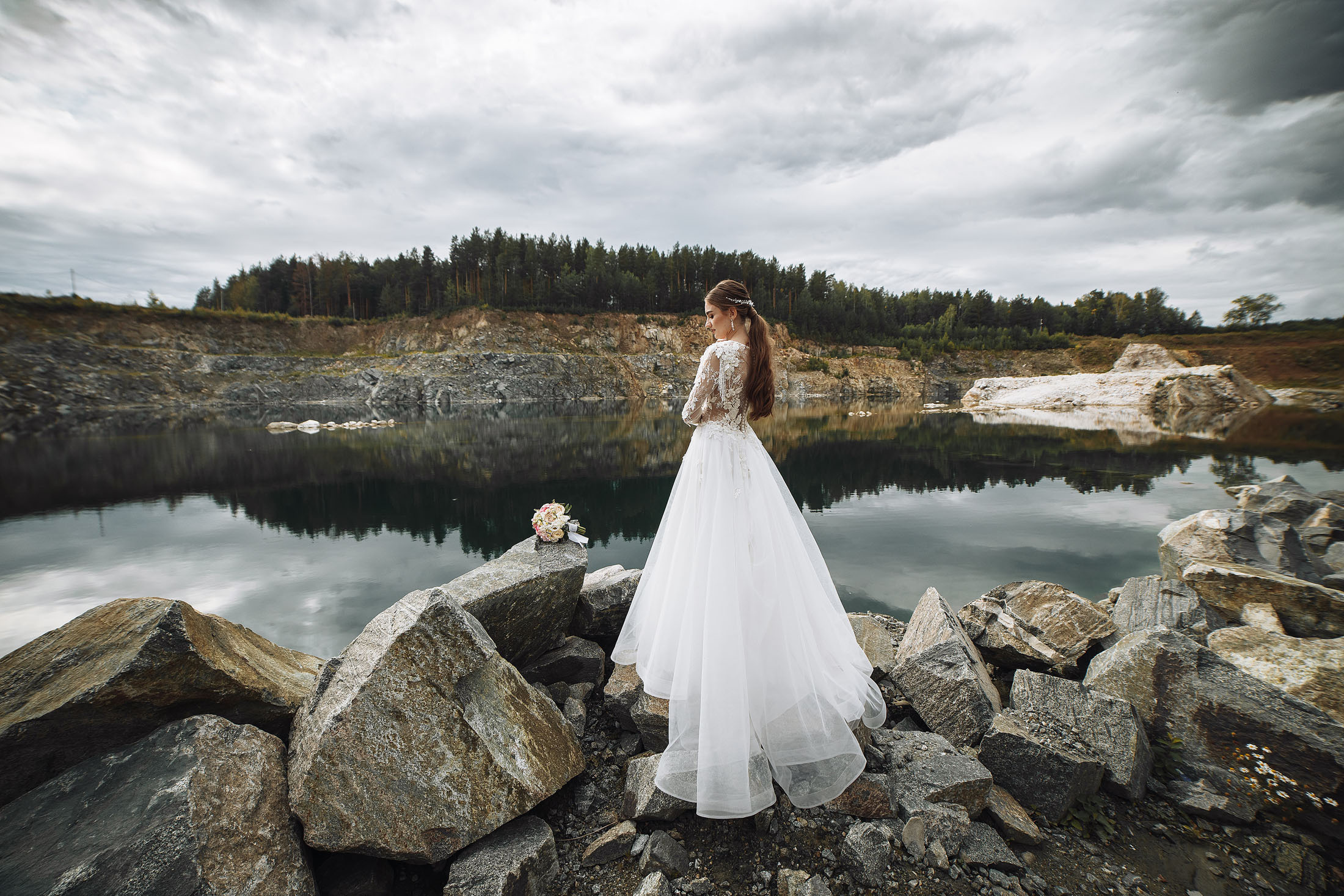 свадебное платье и букет невесты