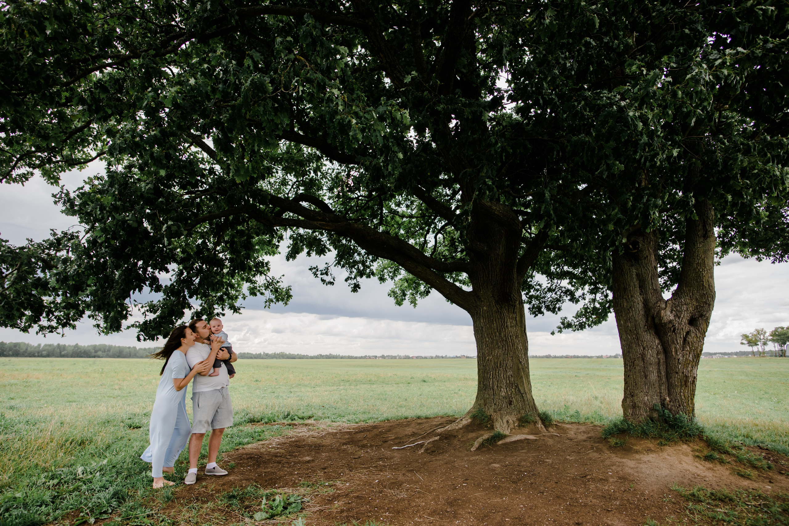 Анна и ее семья, фотосессия в поле. Свадебный и семейный фотограф Евгения Кононова