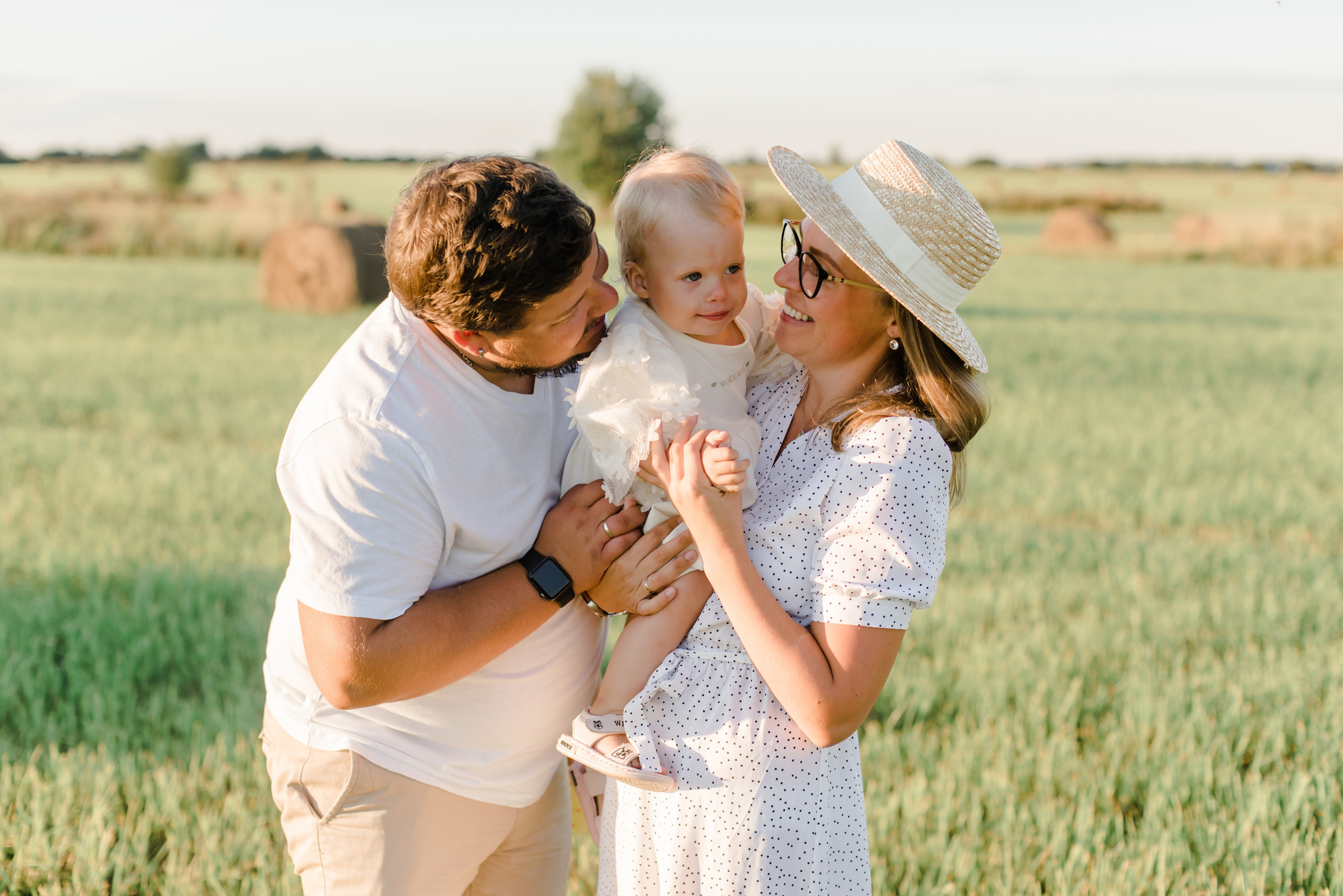 Семья в поле. Свадебный и семейный фотограф Евгения Кононова