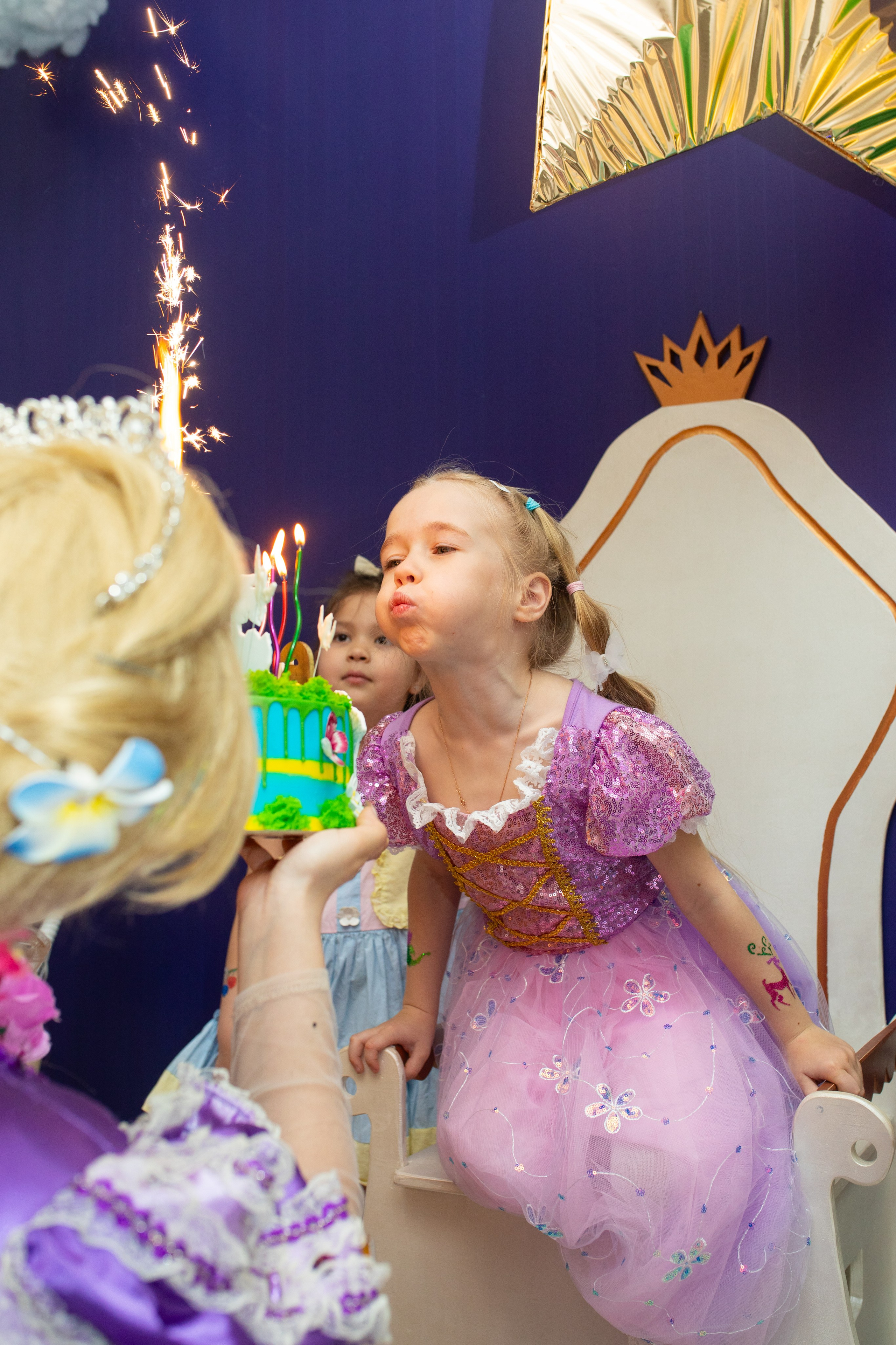 Улыбника -Василисе 6 лет!. Фотограф в Новосибирске Ася Зверева