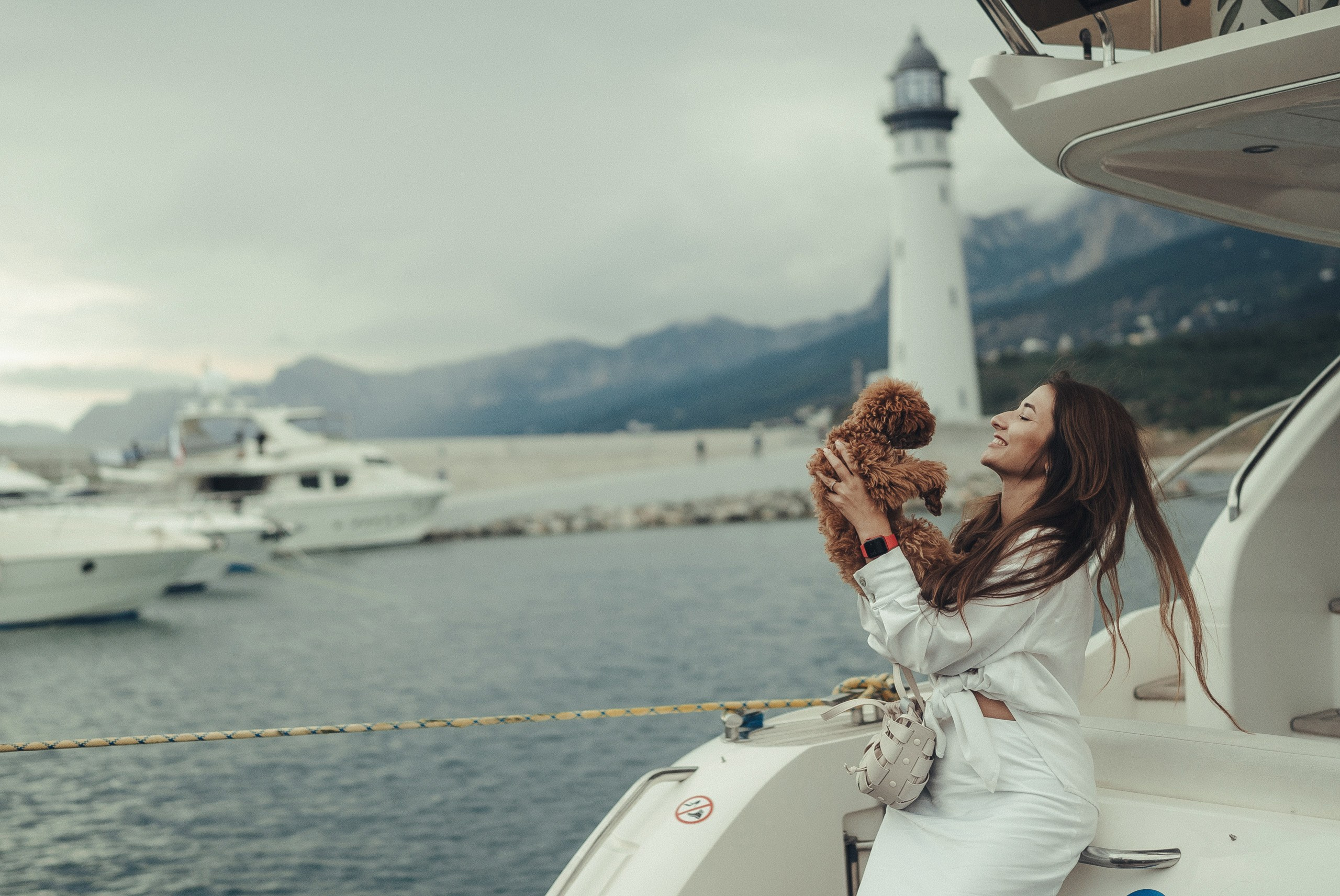 Репортажная фотосессия в Крыму: девушка с собачкой на фоне моря, южный берег Крыма.