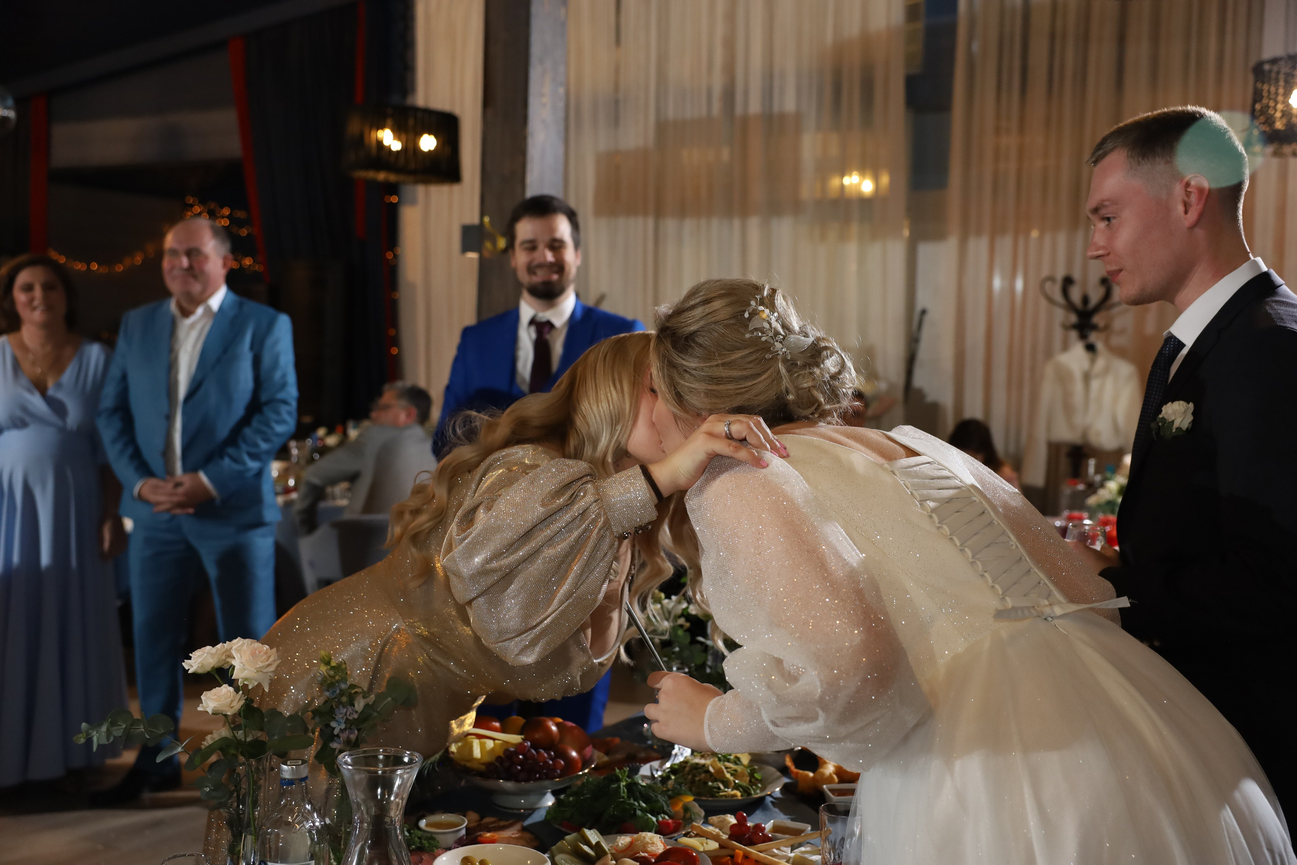 𝒜𝓇𝓉𝑒𝓂 & 𝐿𝓎𝓊𝓈𝓎𝒶 (𝓇𝑒𝓈𝓉𝒶𝓊𝓇𝒶𝓃𝓉). 𝑀𝑜𝓈𝒸𝑜𝓌. Свадебный фотограф в Санкт-Петербурге