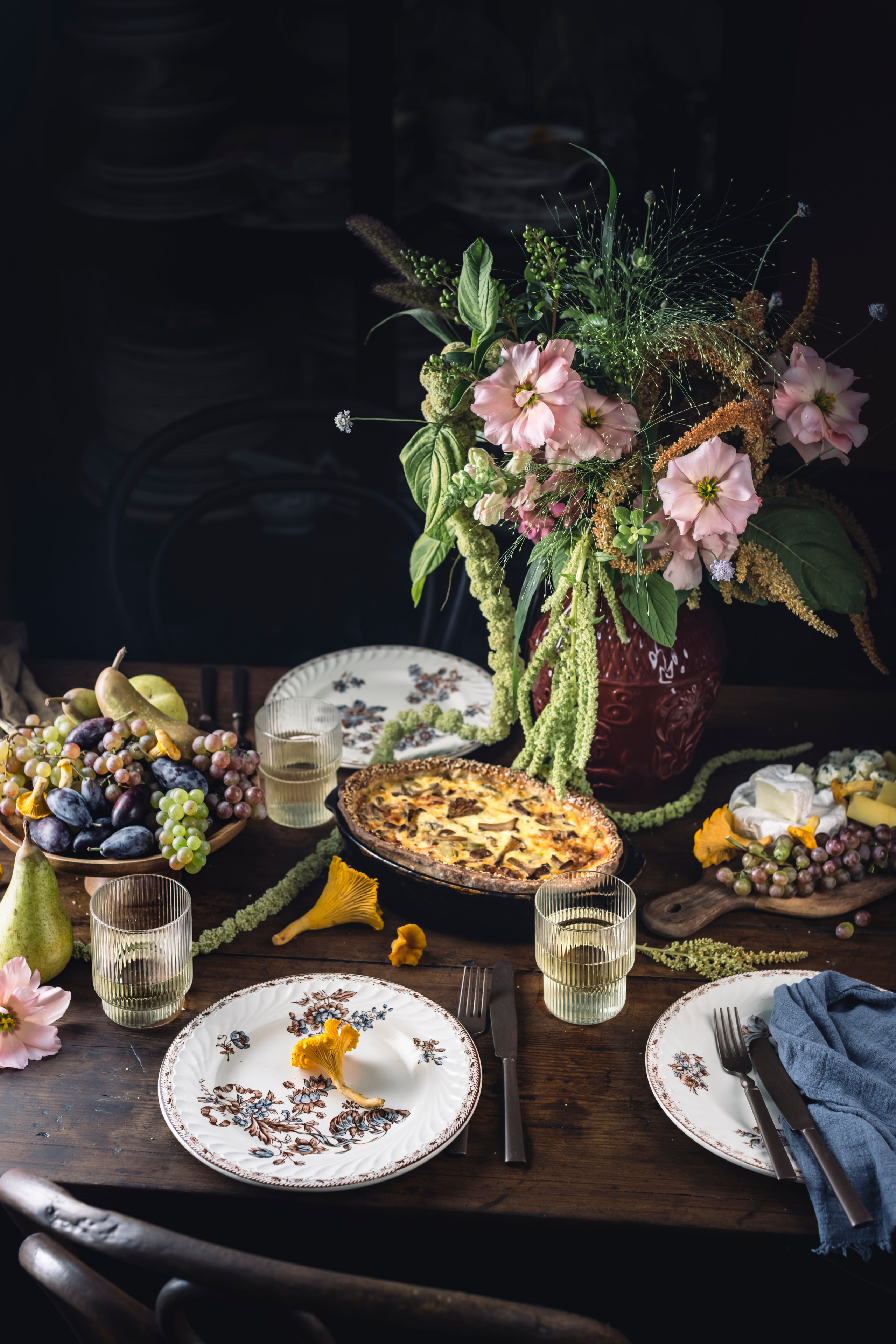 Киш с лисичками сервировка. Foodie Stories (гастрономические истории) рекламная фуд-фотосъёмка, Москва