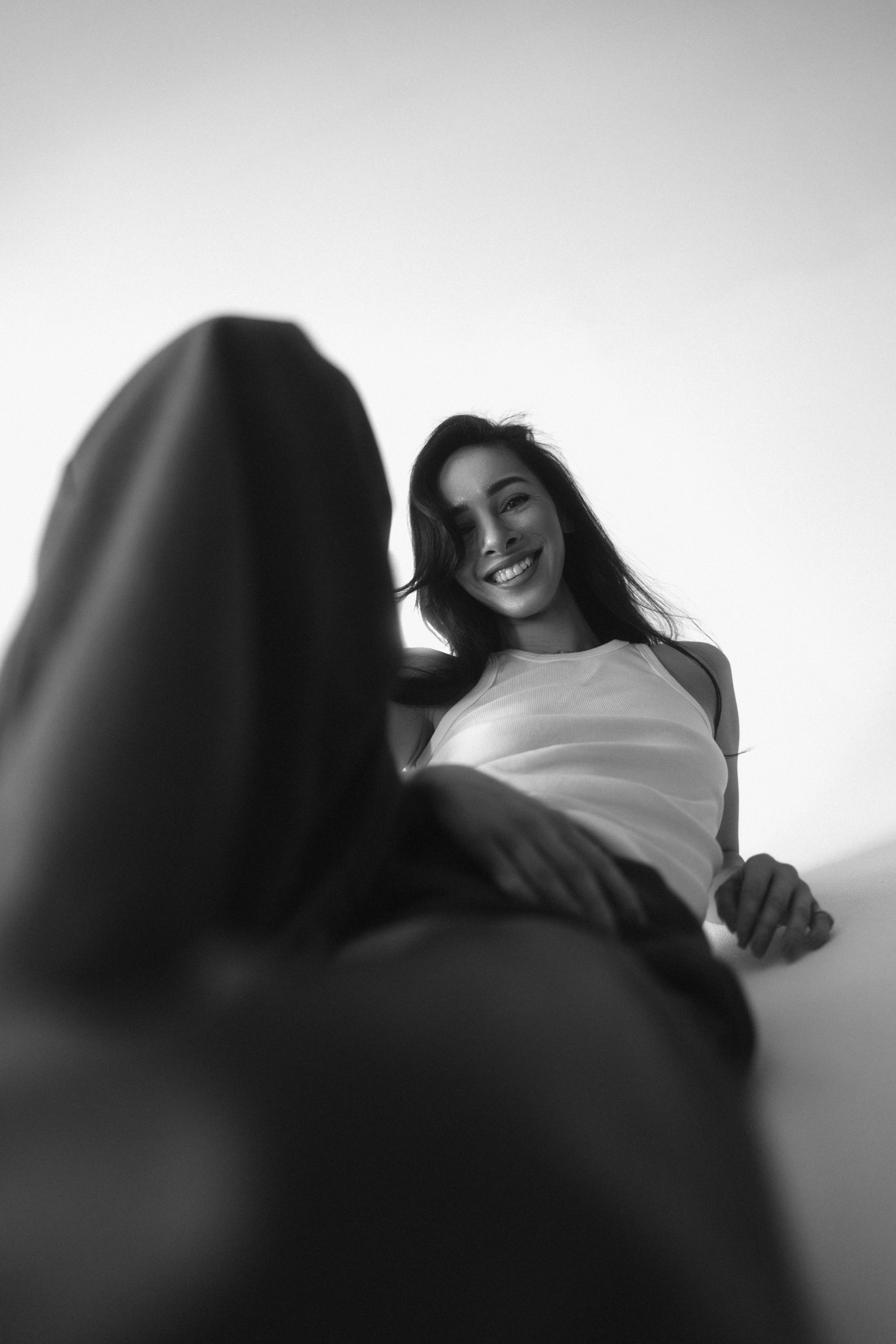 Женская портретная чб фотосессия в студии на циклораме в Казани