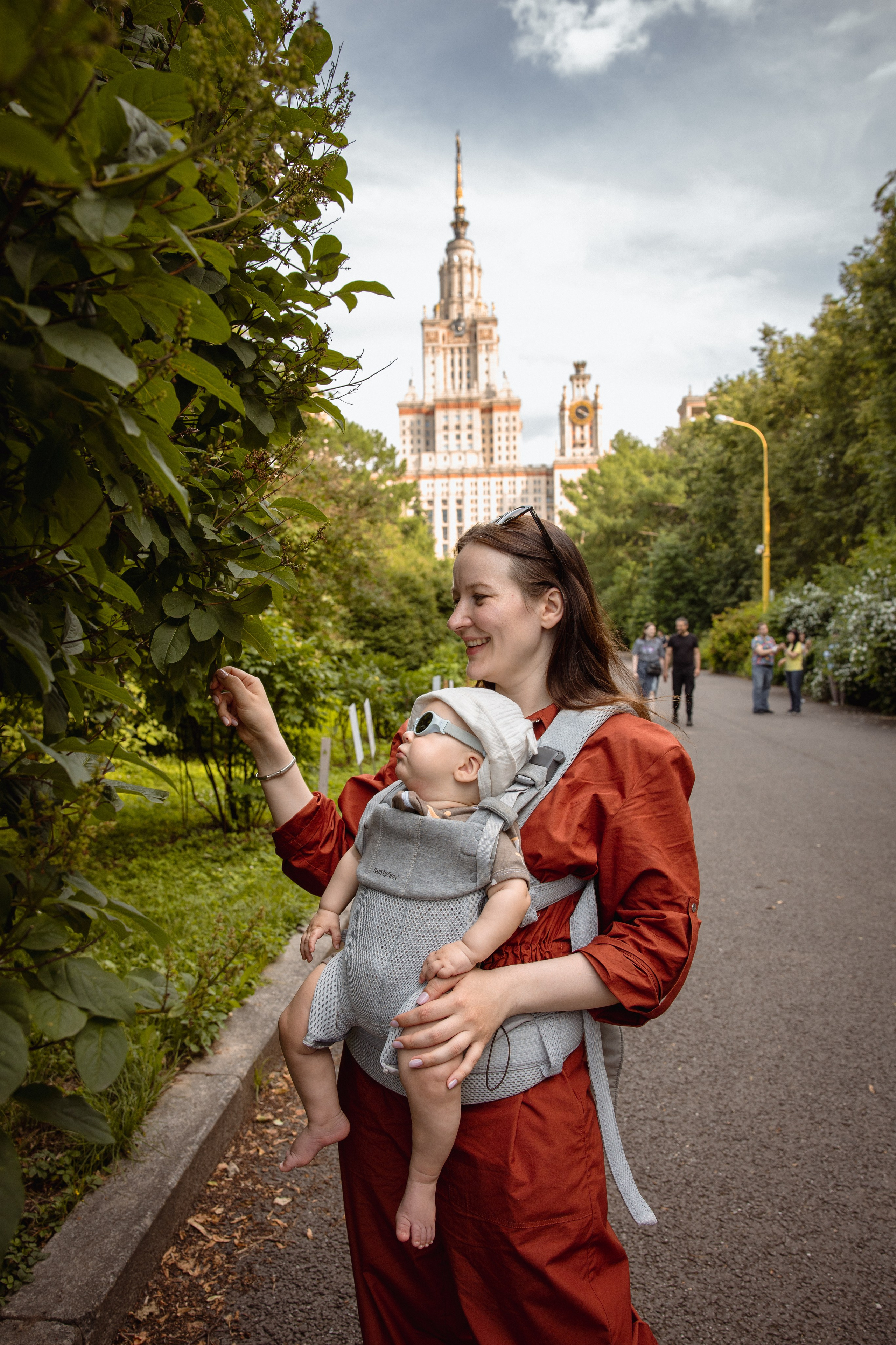Настя с сыном у Alma-Mater. Ваш семейный newborn и lifestyle фотограф в СПБ Наталья Журавлева