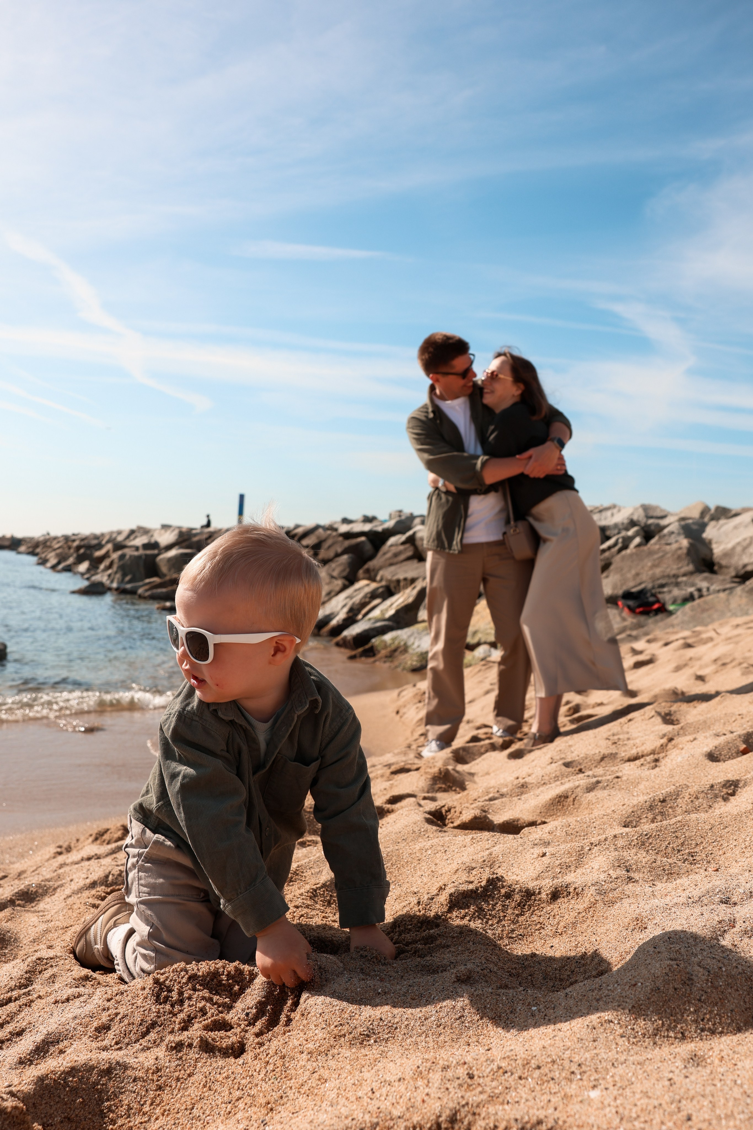 Seashore with a toddler. Natalia Zhuravleva|family, newborn, maternity photographer in Barcelona