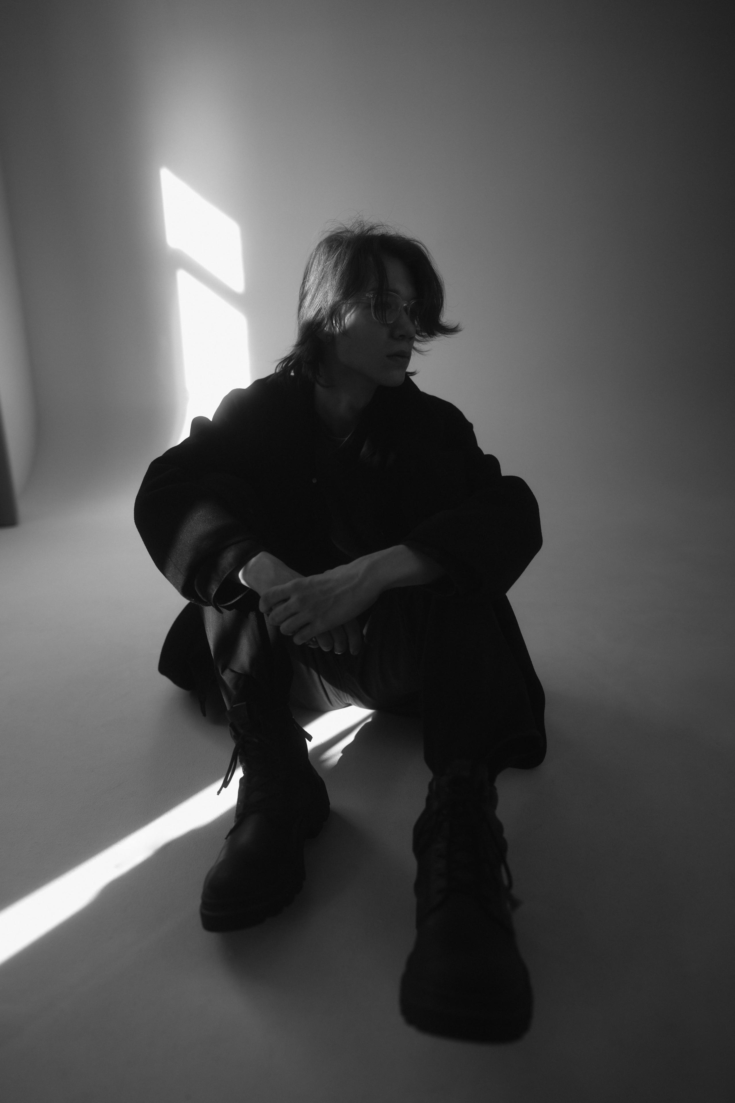 Мужская чб фотосессия в студии на циклораме в Казани