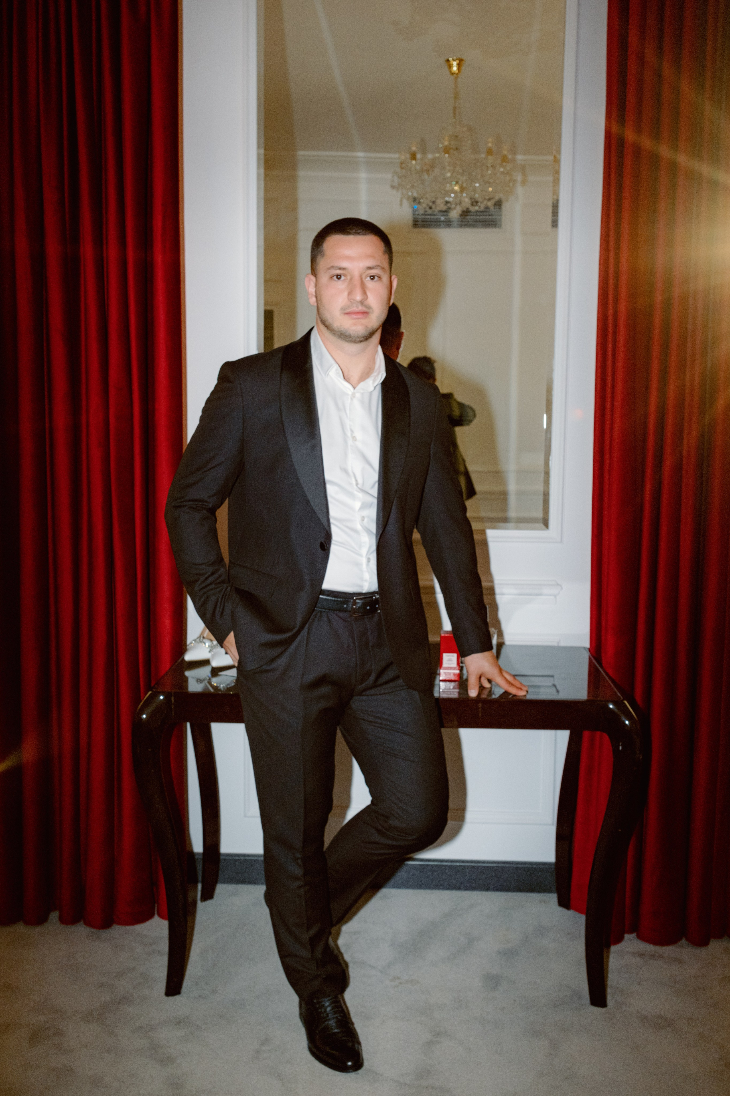 фотосессия жениха в отеле романофф Краснодар 