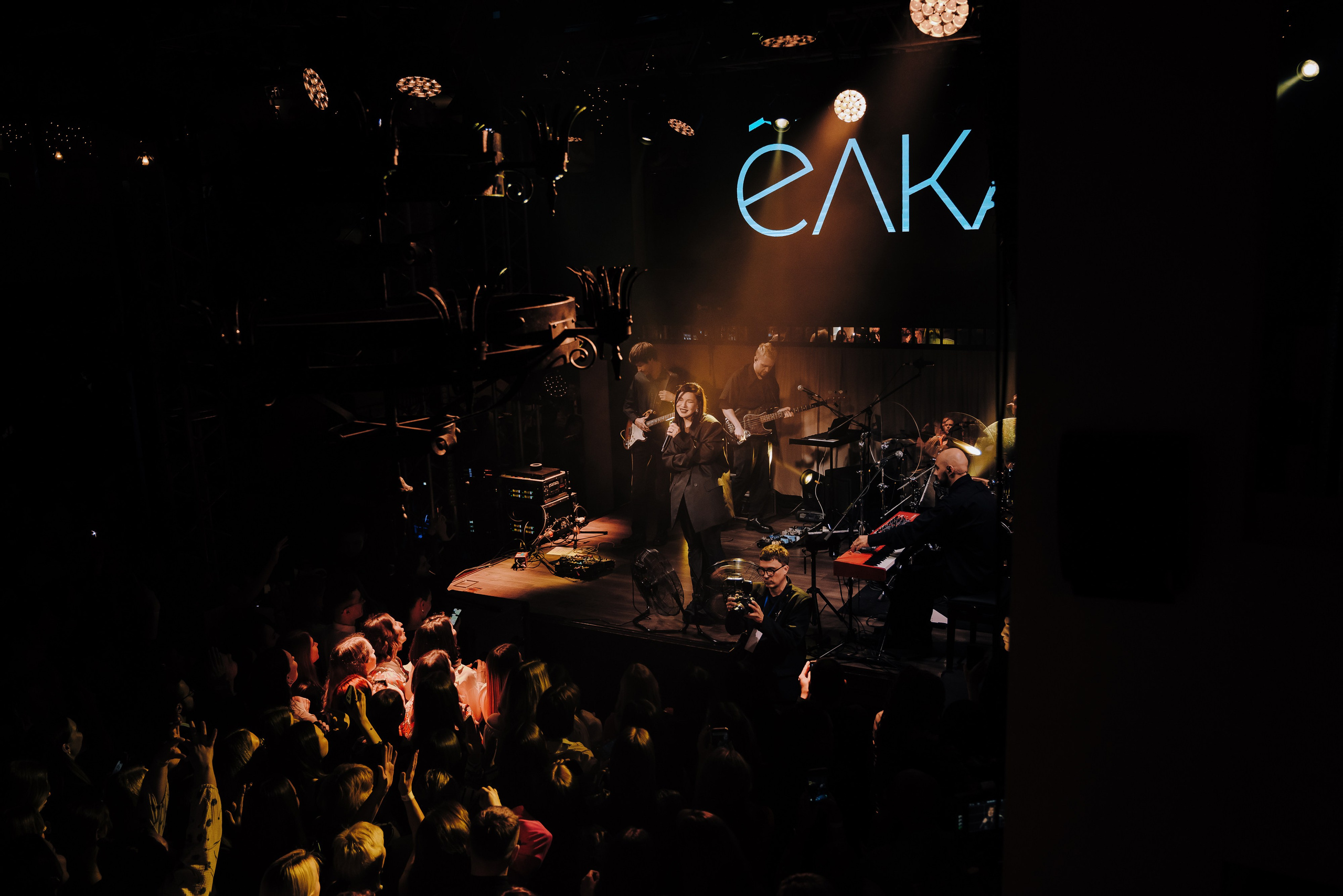 20 ЛЕТ МЕГАПОЛИС ЧЕЛЯБИНСК ХЕДЛАЙНЕР ЕЛКА. Репортажный фотограф Зуев Роман г. Челябинск