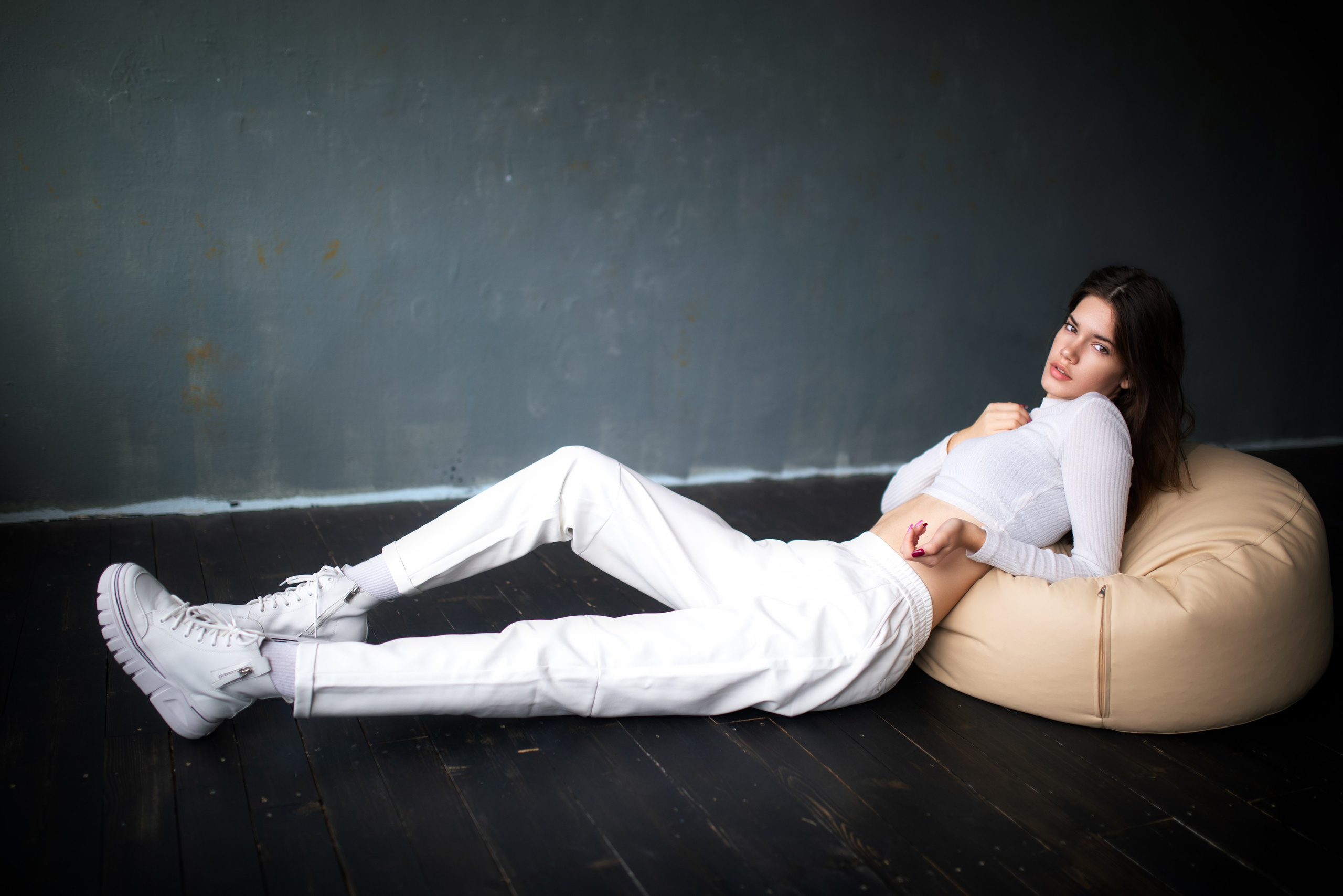 Съемка с Анастасией в студии с минимальным интерьером