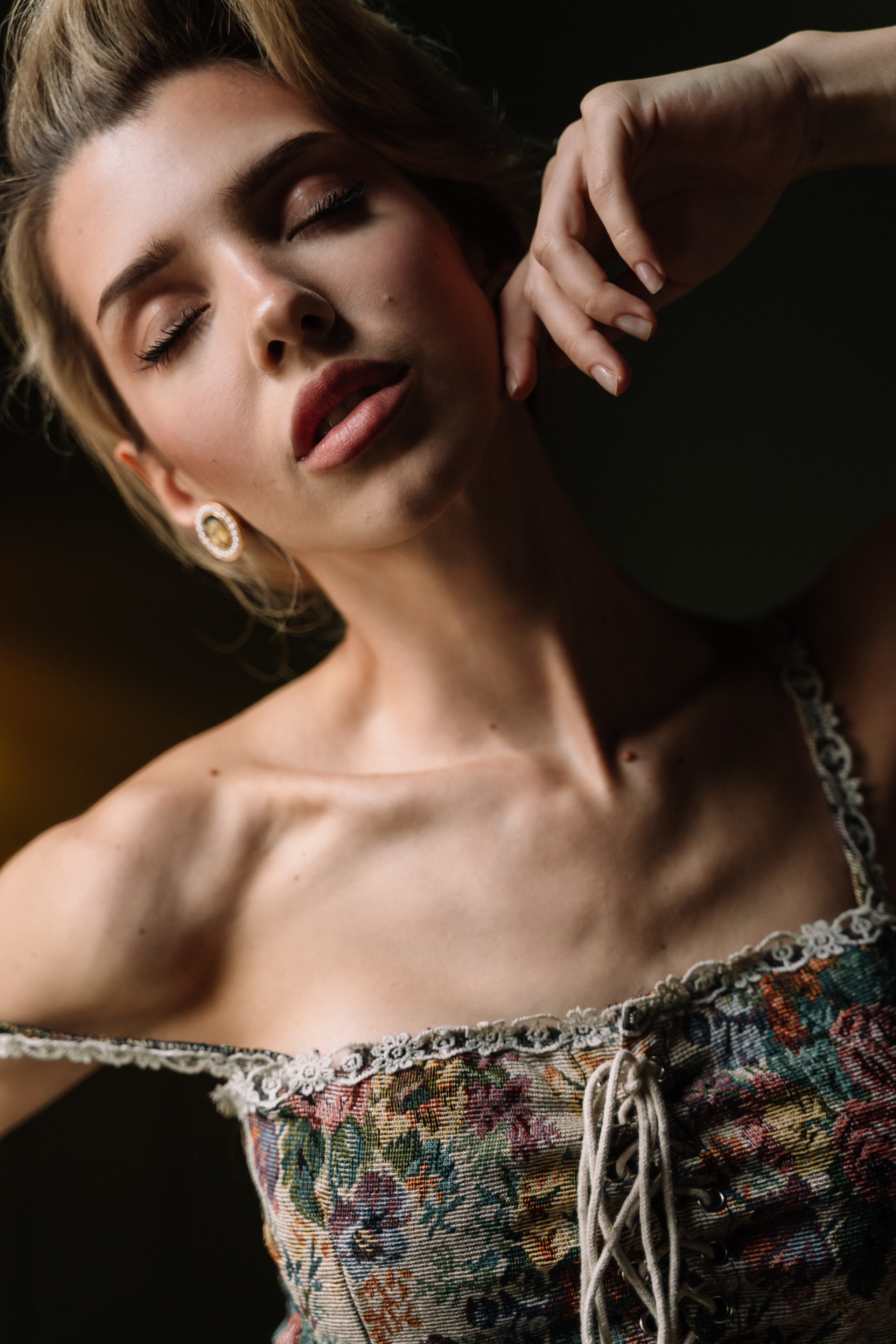 Будуарная история в отеле. Портретный фотограф в Москве