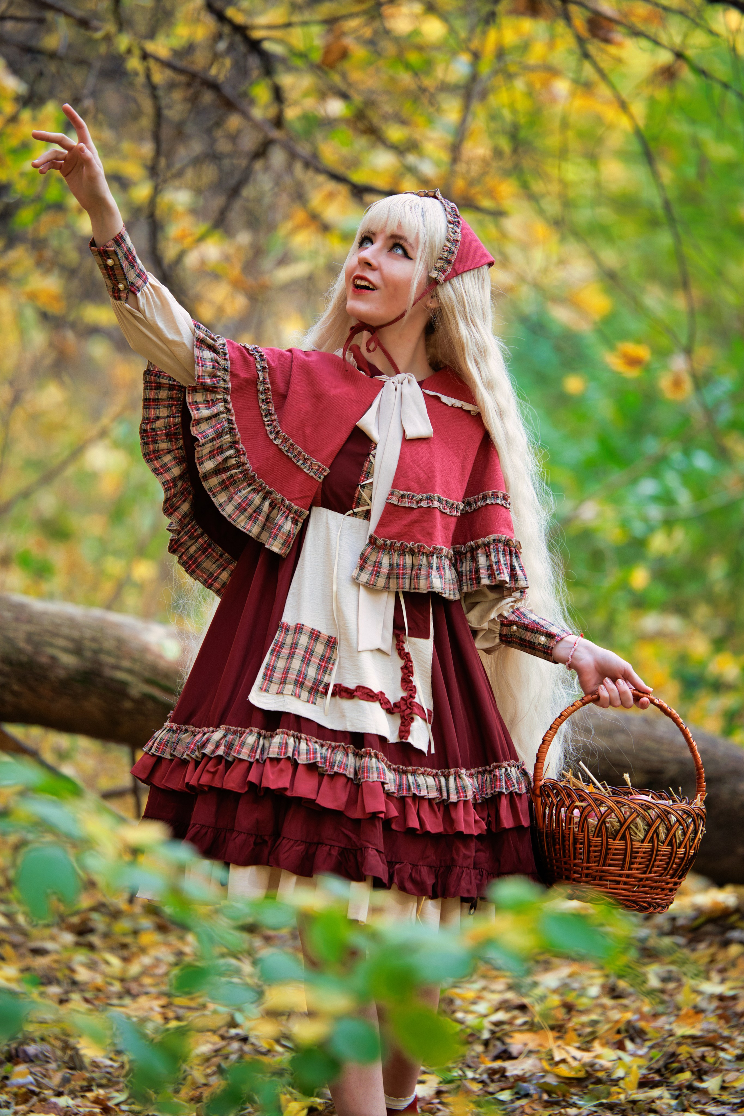 Фотосессия в костюме красной шапочки в лесу