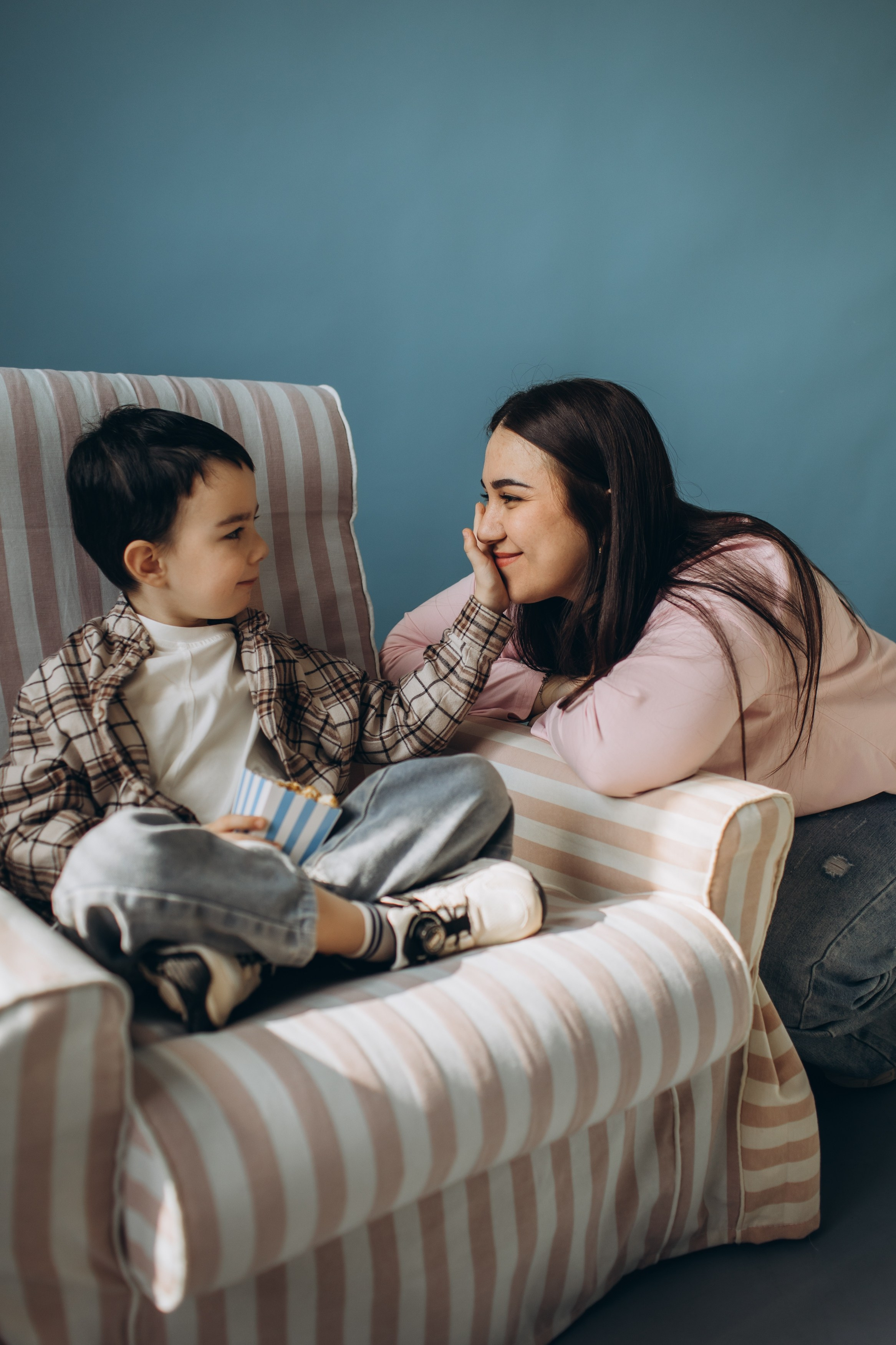 Фотосессия с попкорном фотосессия мама и сын. Фотограф Владимир Москва