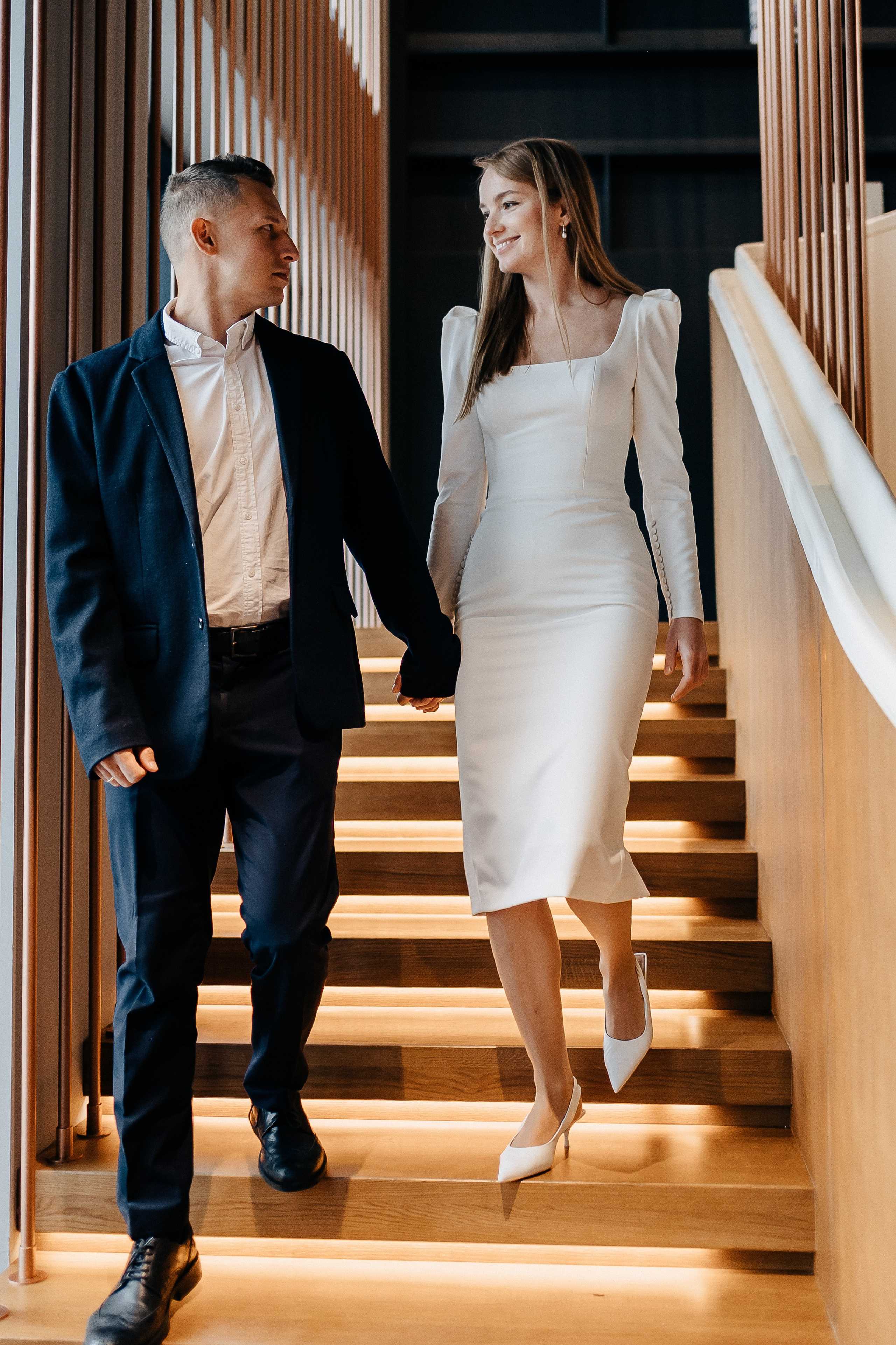 Свадебная фотосессия на лестнице в Movenpick