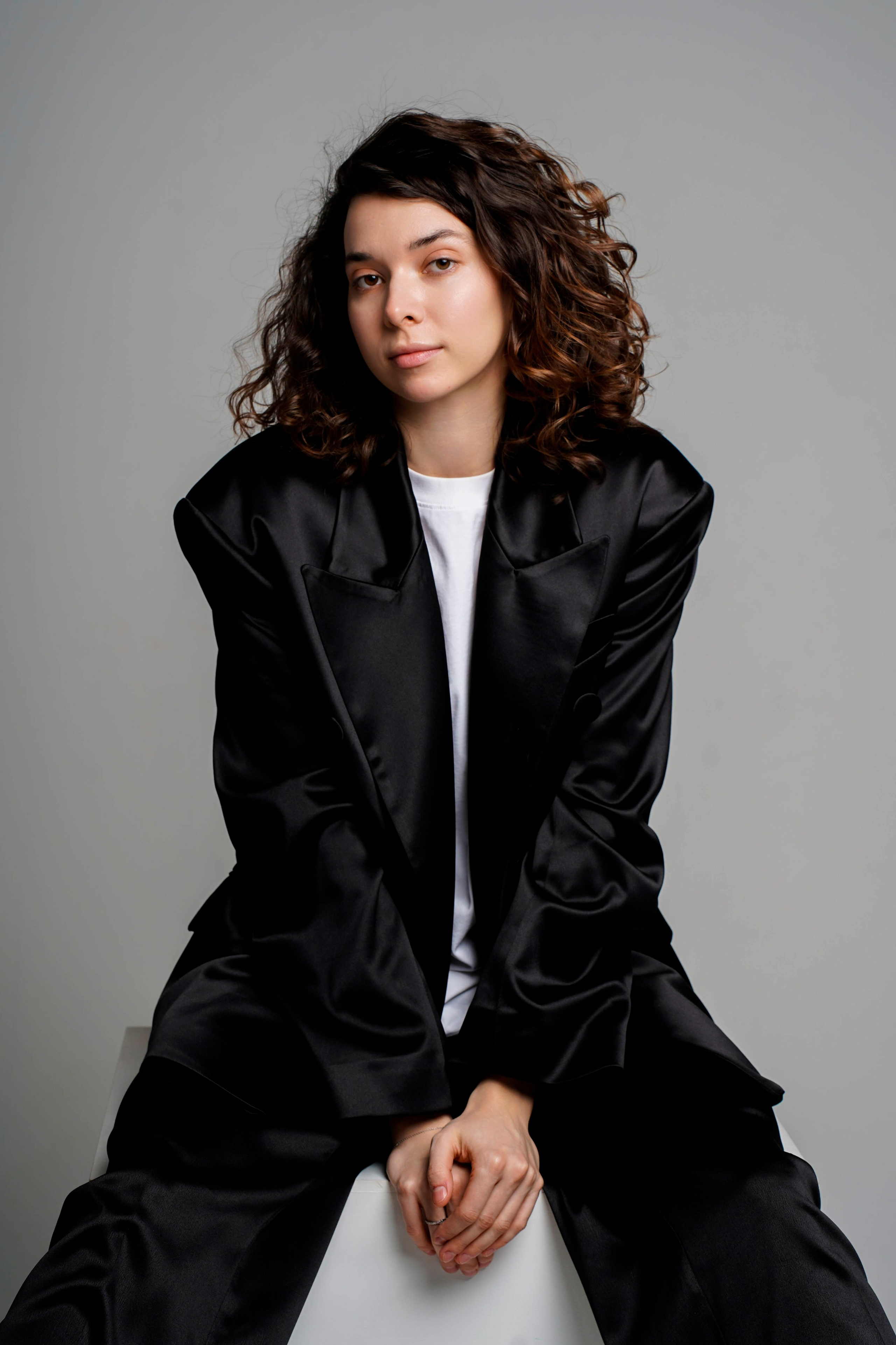 Студийный портрет брюнетка вьющиеся волосы