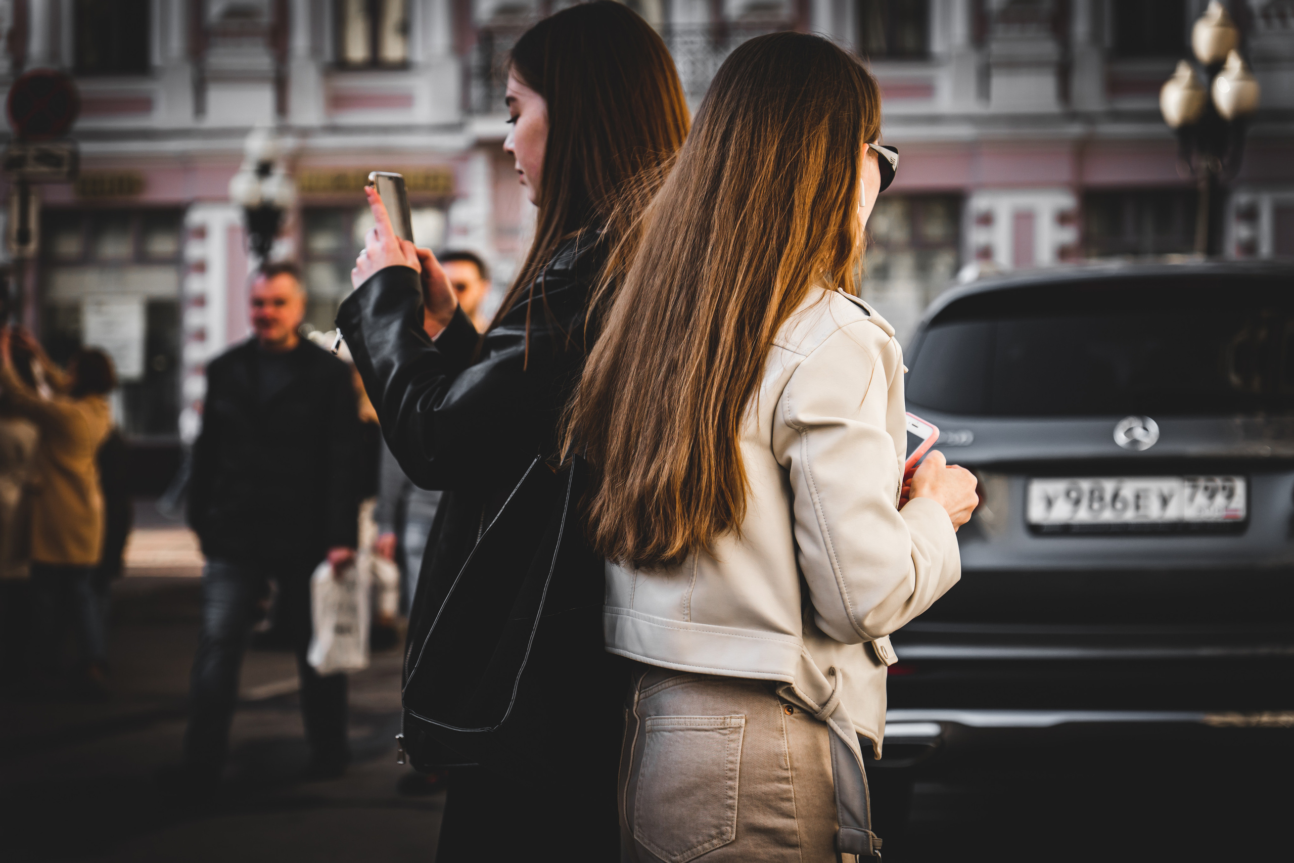 Две девушки у стены Цоя на Арбате