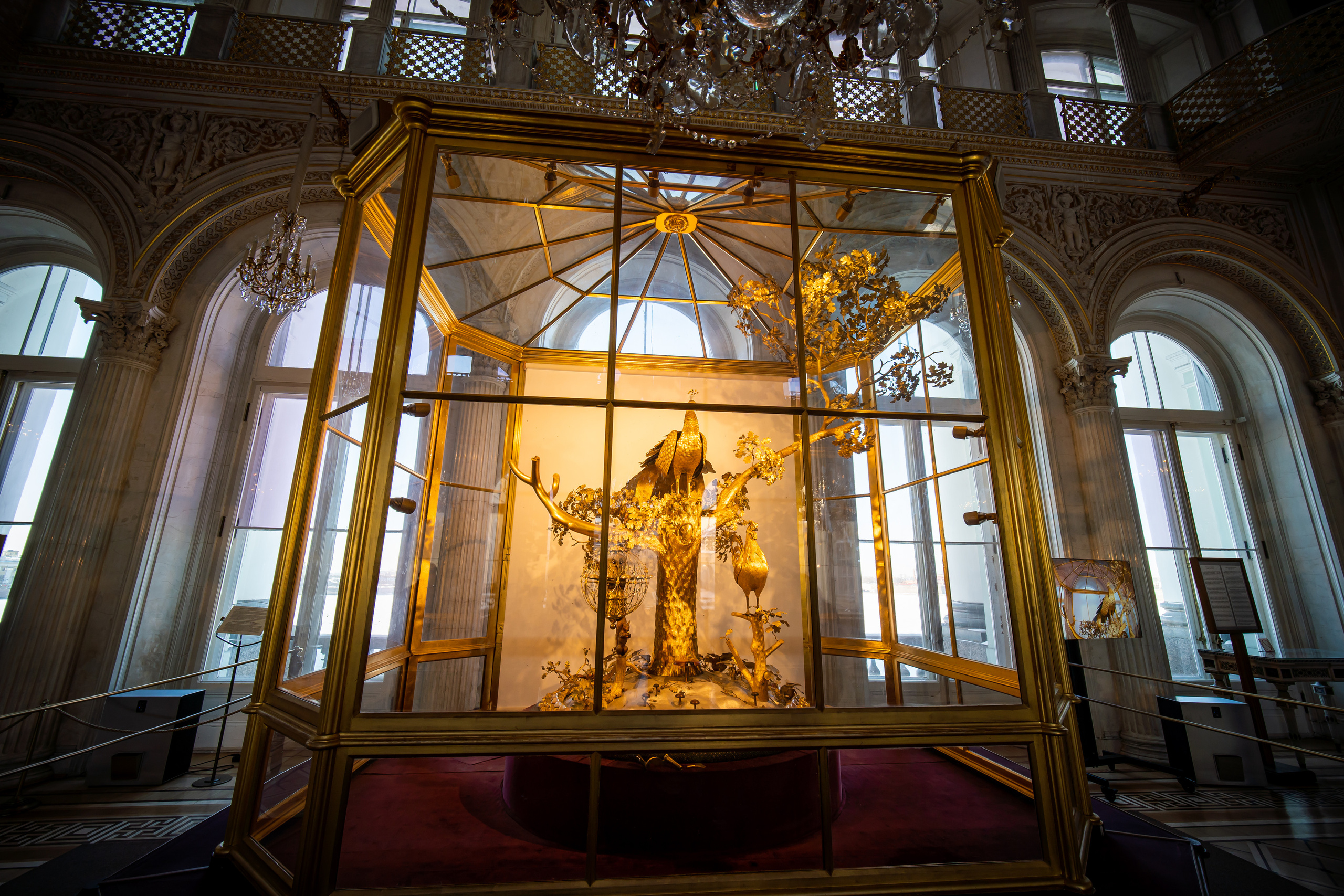 Часы Павлин в Павильонном зале Эрмитажа