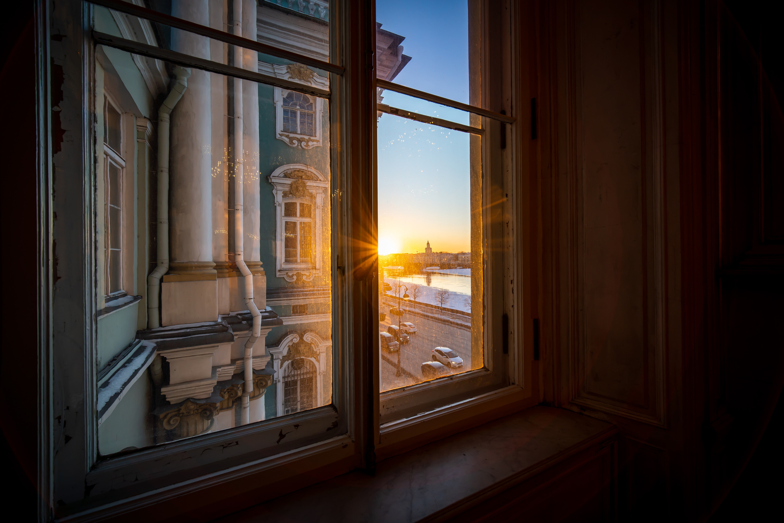 Вечерние лучи солнца сквозь окно в Павильонном зале Эрмитажа