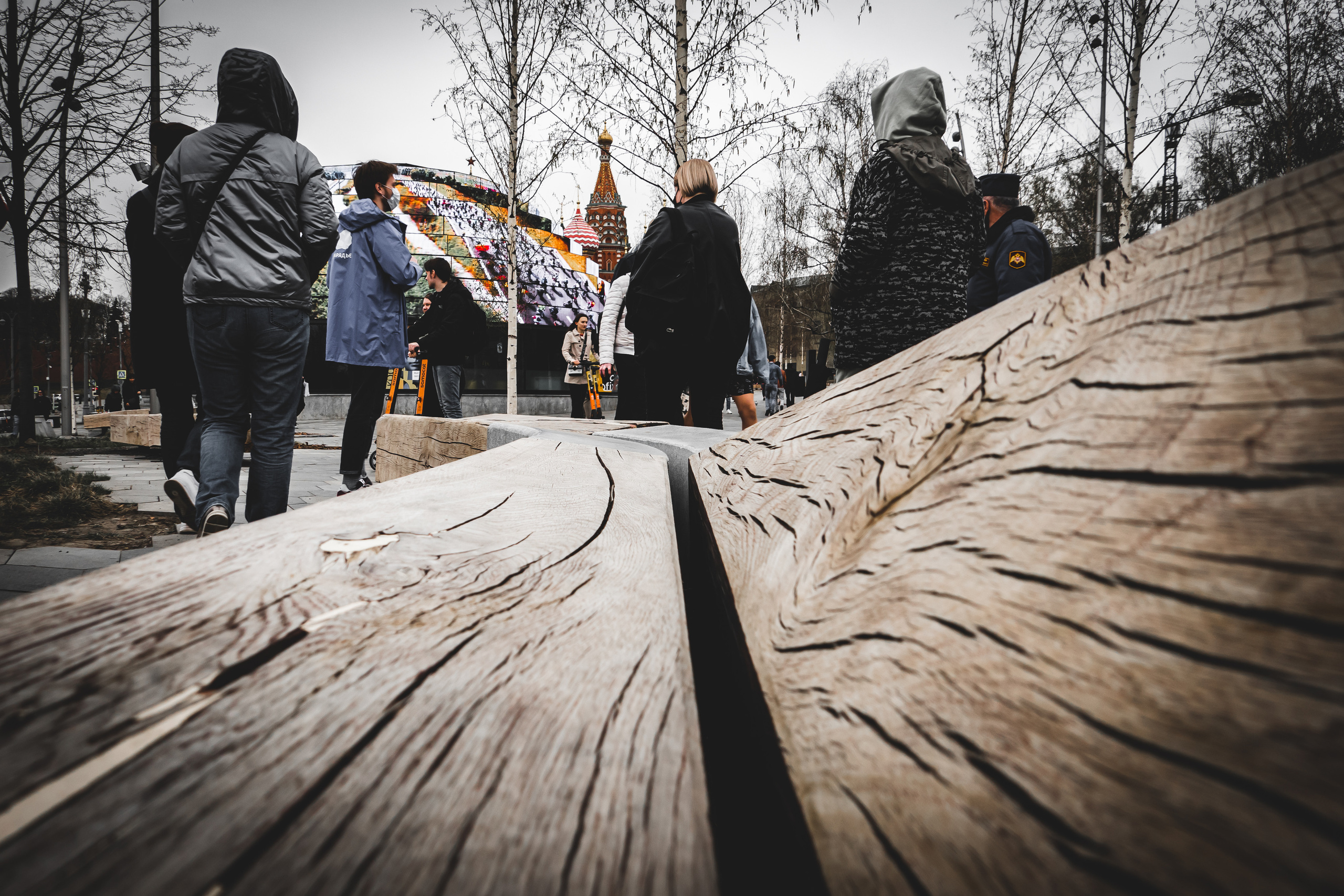 Деревянная скамейка в парке Зарядье в Москве