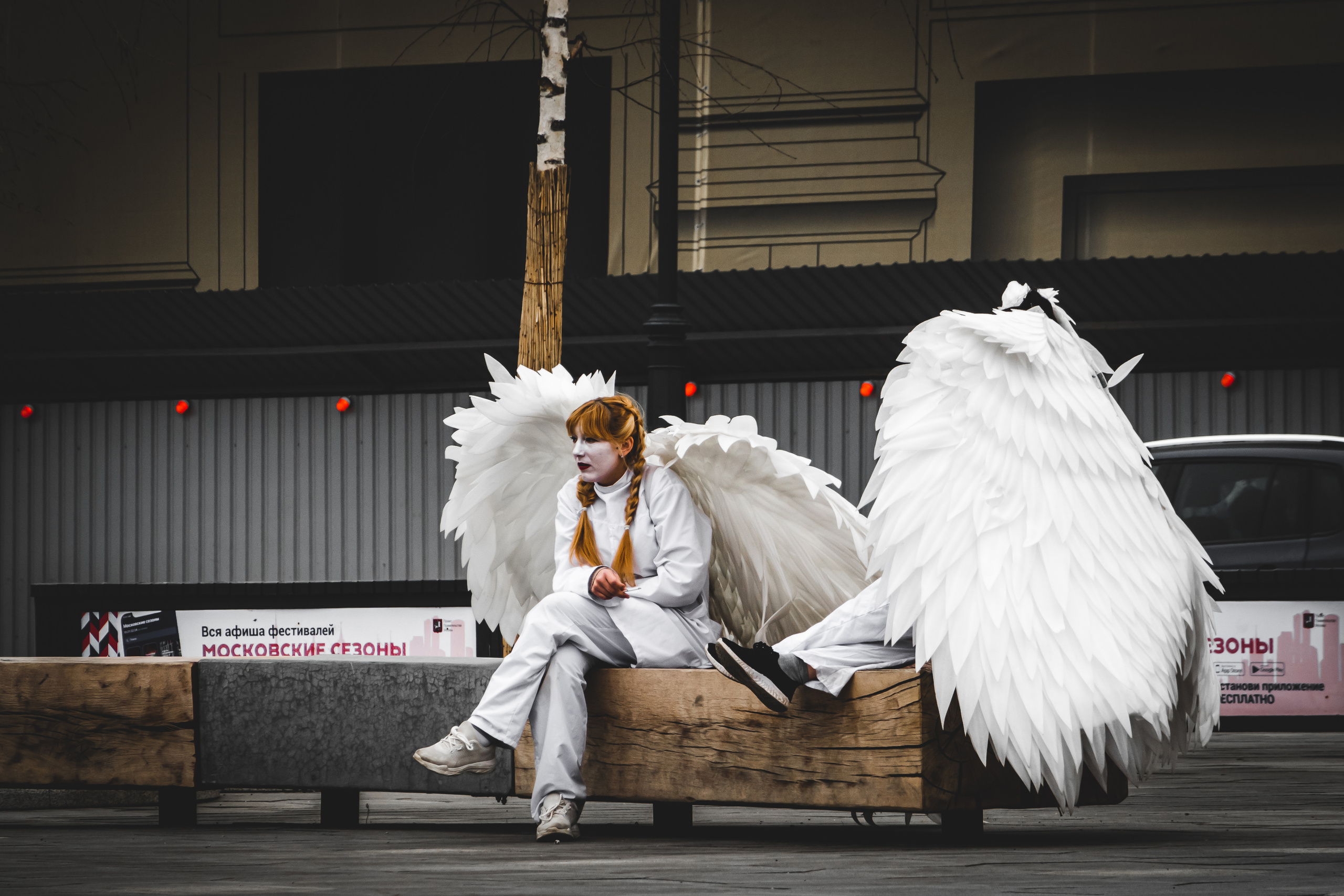 Два ангела в парке Зарядье в Москве