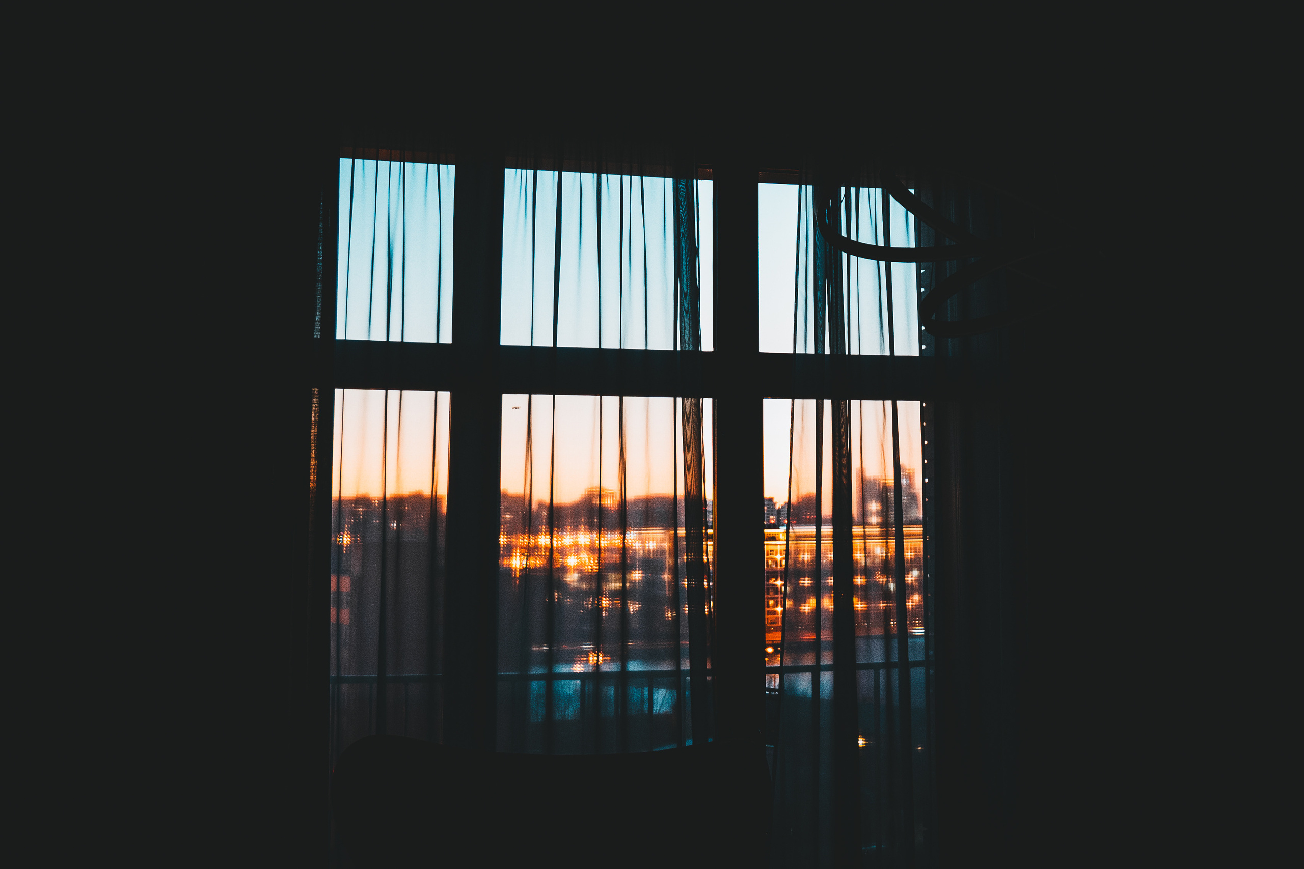 Вечерний вид из окна на город