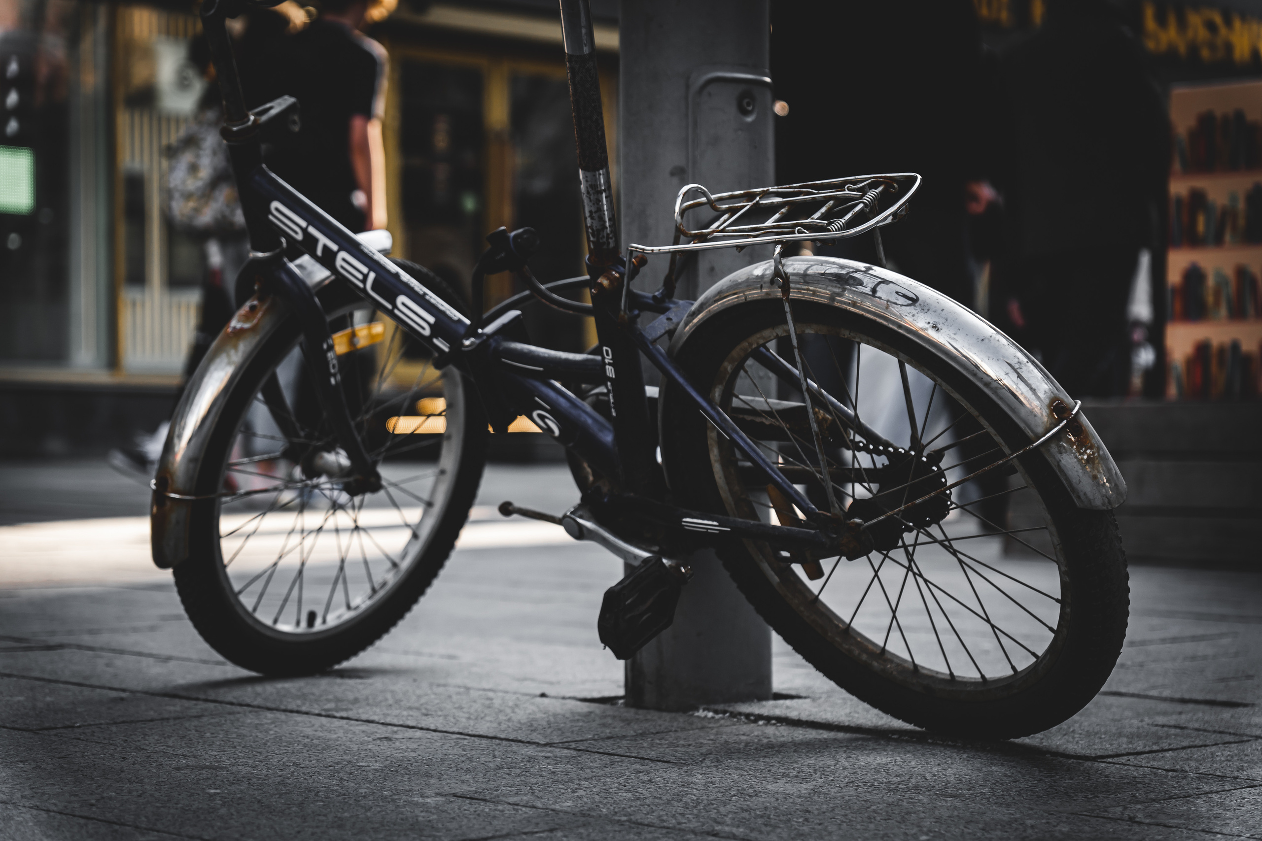 Заброшенный старый велосипед на Новом Арбате