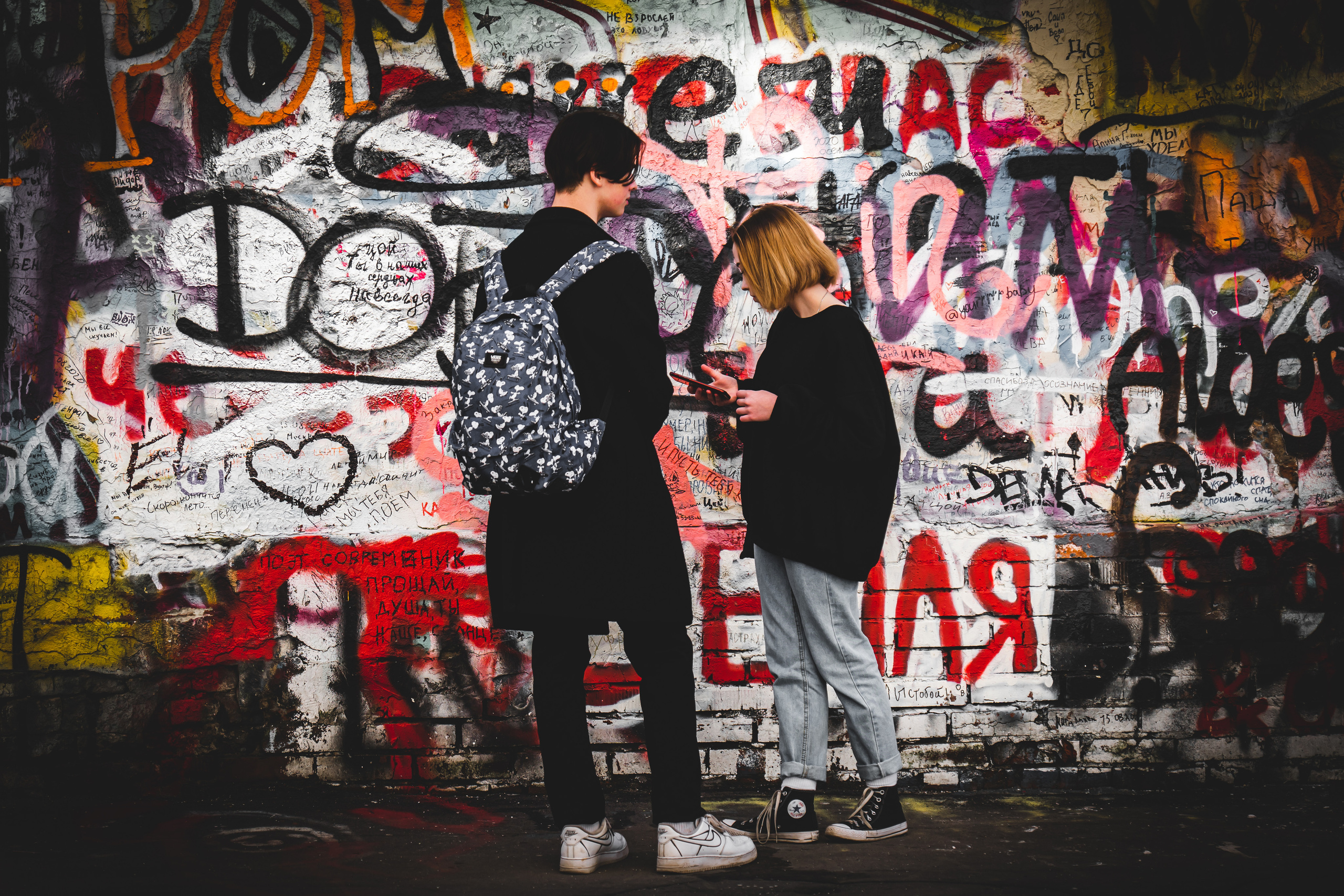 Парочка молодых людей у стены Цоя на Арбате