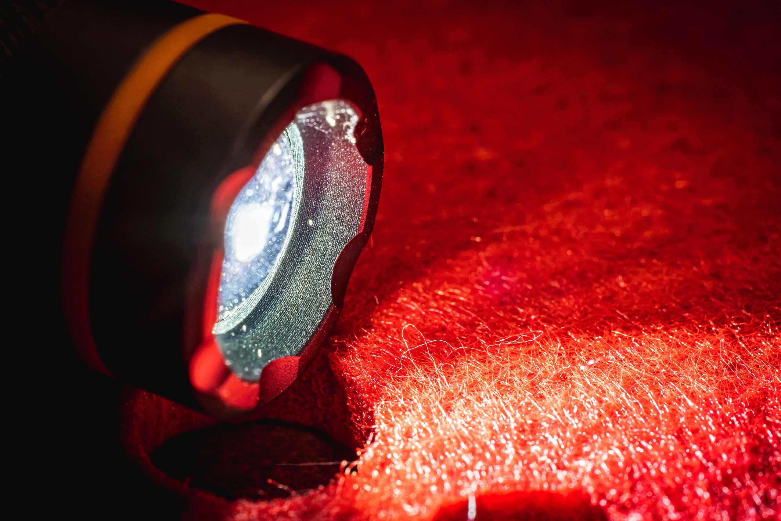 Фонарик и его свет в макро