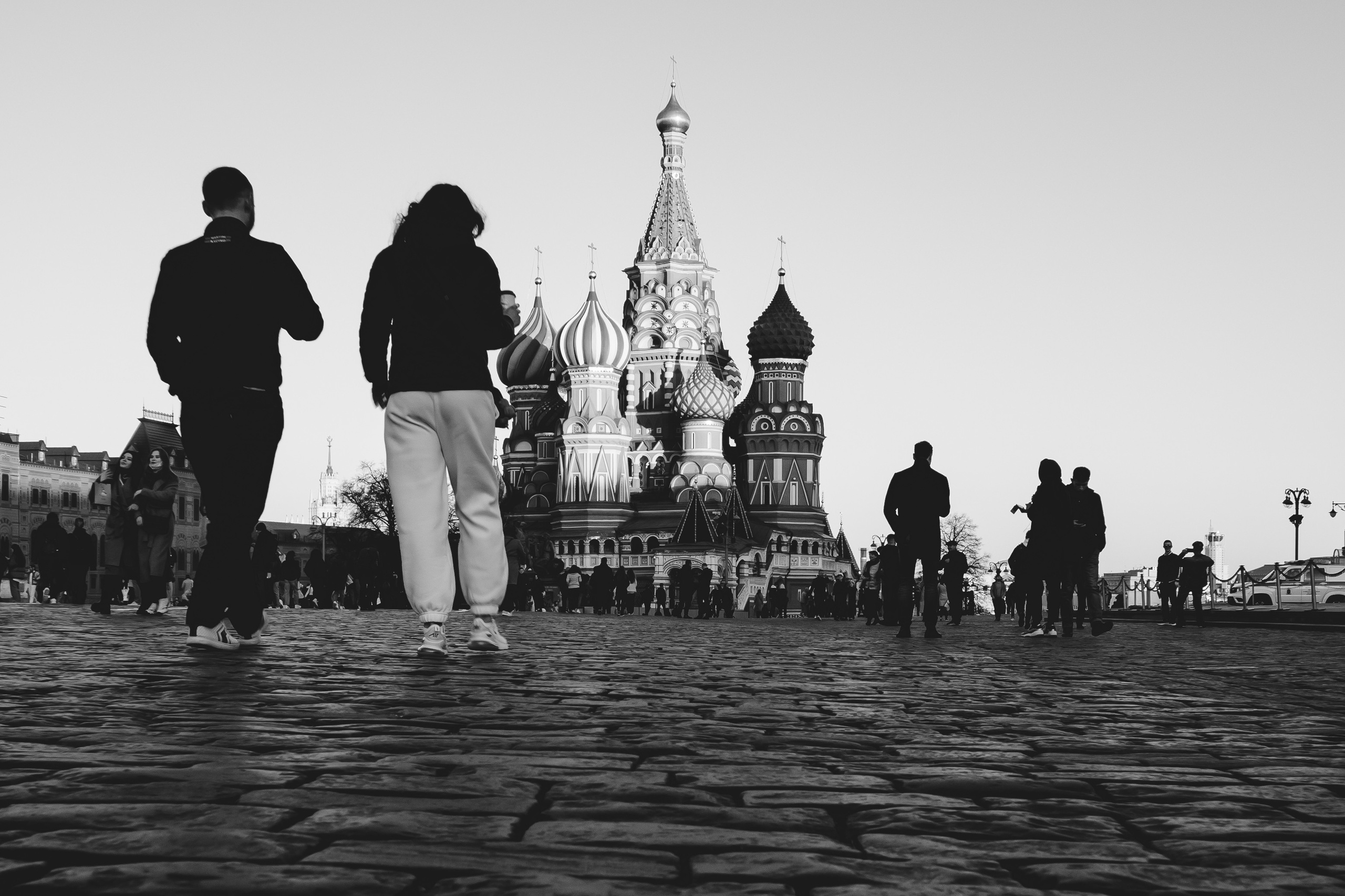 Люди на Красной площади на фоне Храма Василия Блаженного в черно-белом