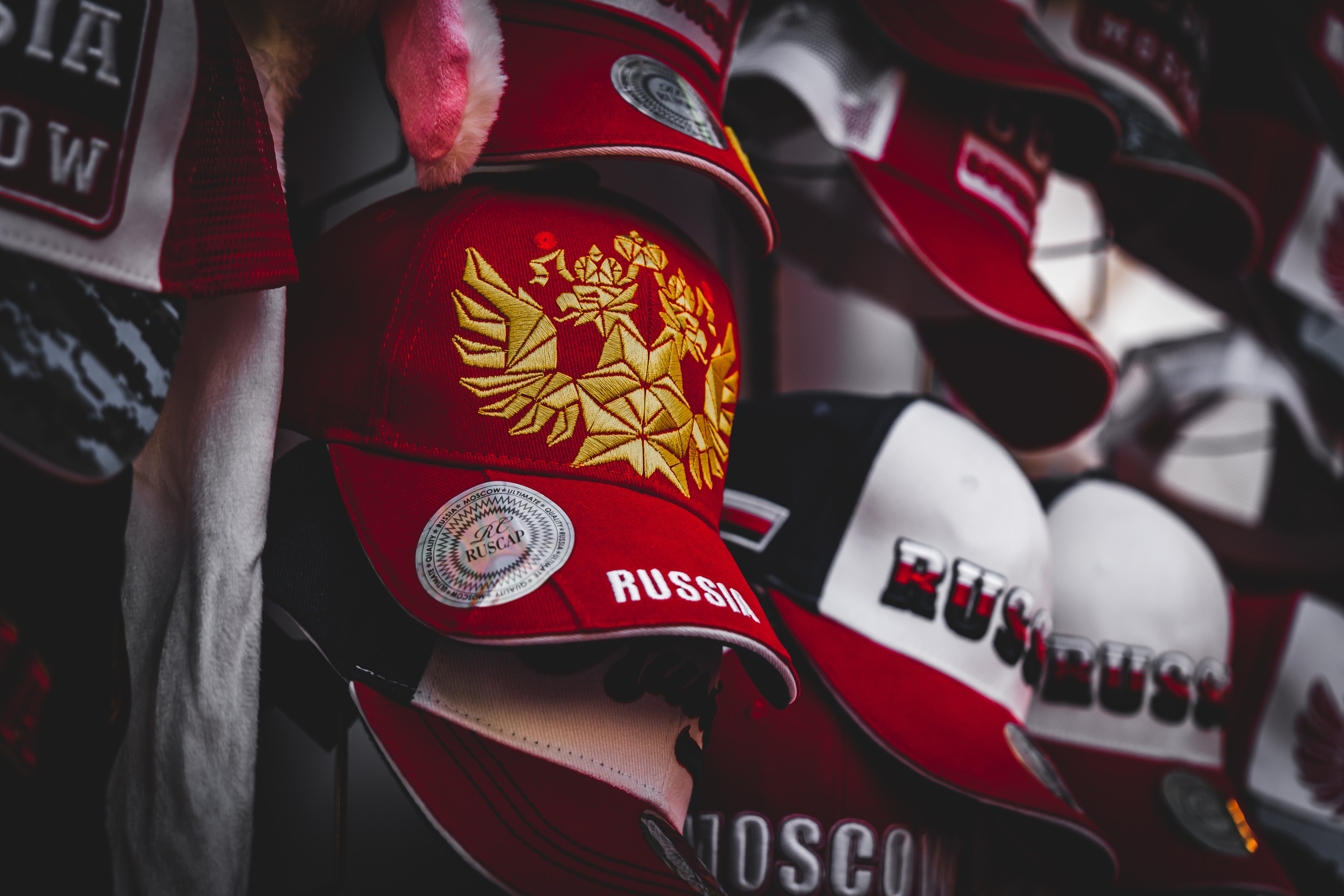 Лоток с кепками на Арбате